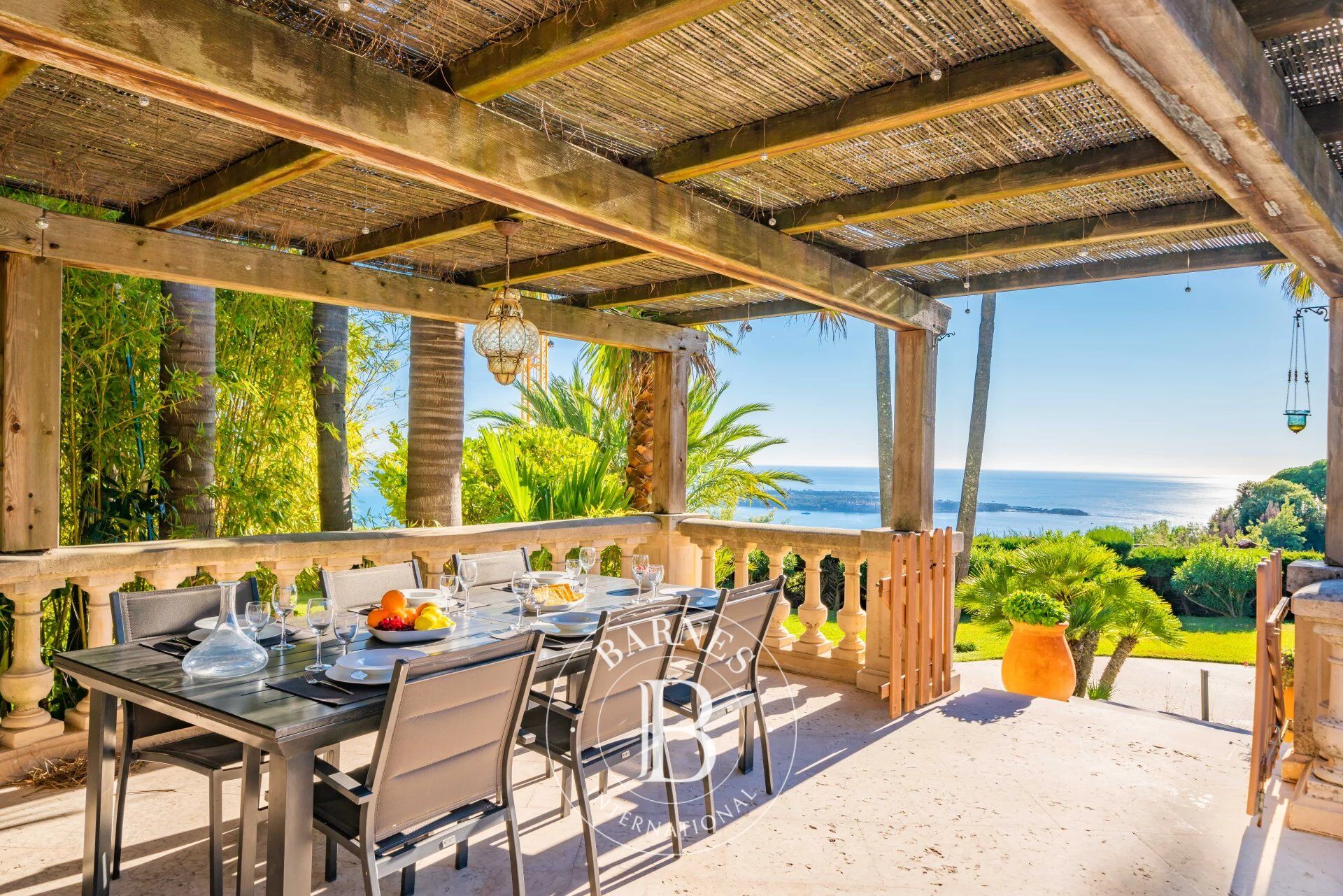 SUPER CANNES - CHARMING PROVENCAL STYLE VILLA - 8 BEDROOMS - picture 2