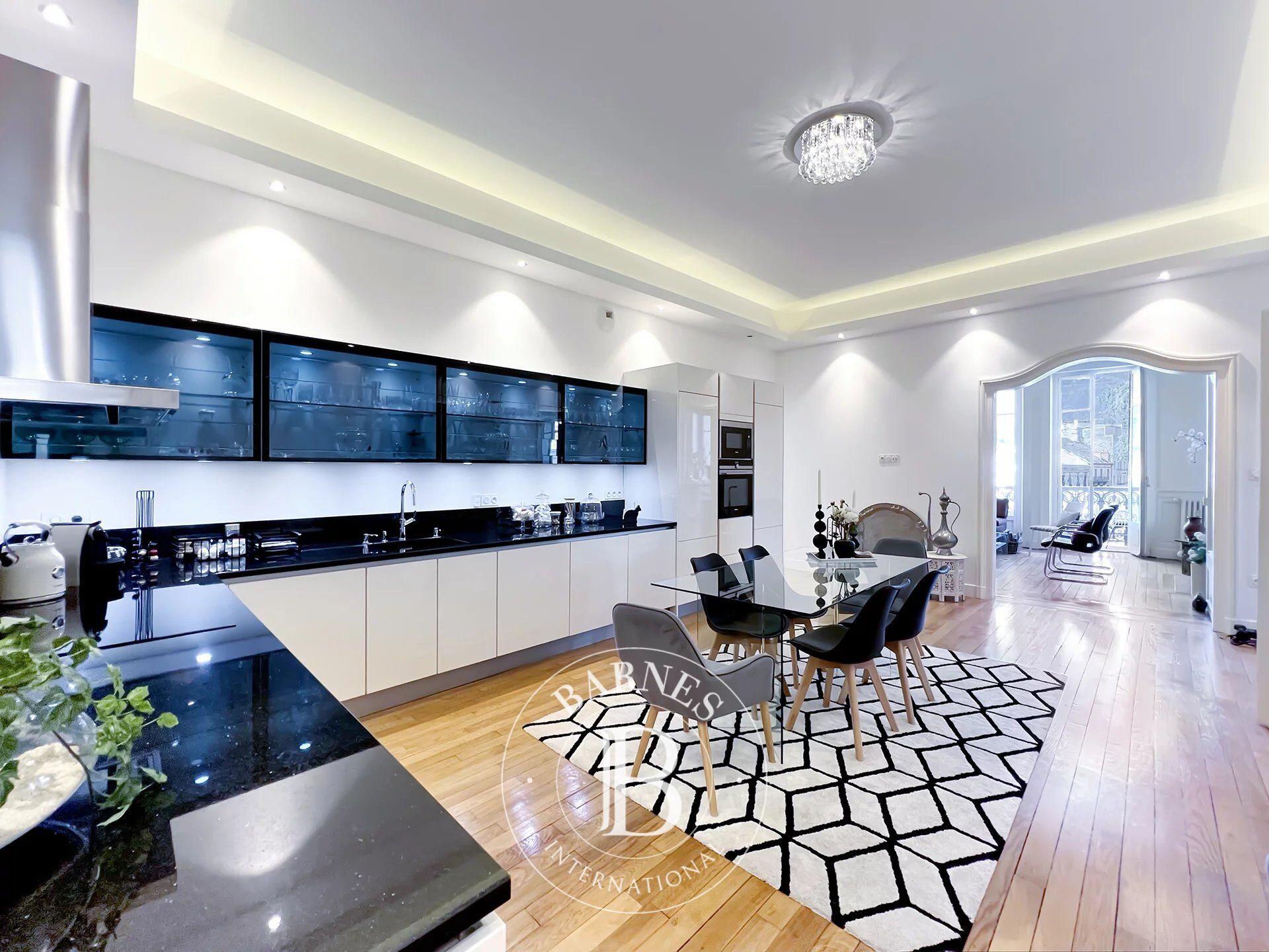 BARNES AIX-LES-BAINS - APPARTEMENT COEUR DE VILLE - ENTIEREMENT RENOVE - picture 2