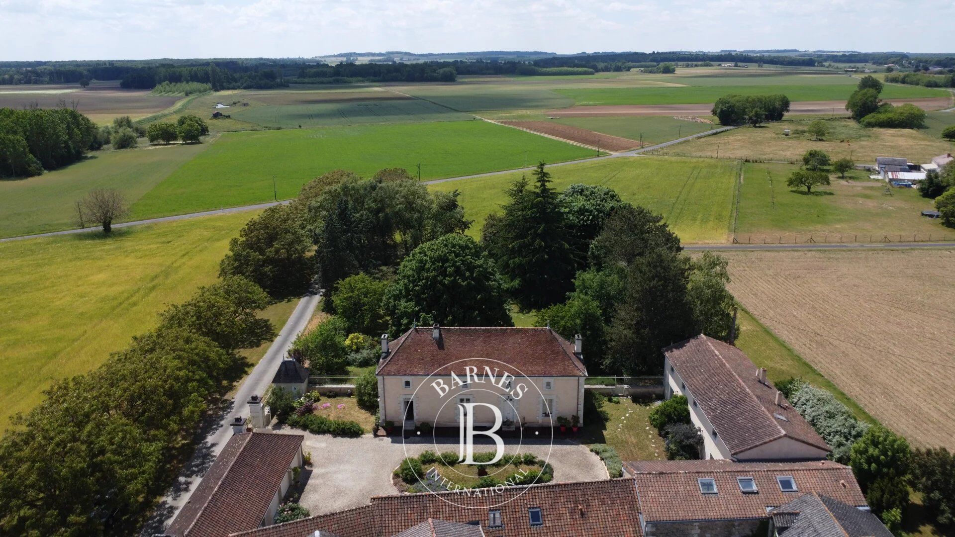 Proche Lencloître - Maison de maître et ses deux gîtes - Terrain de 5 hectares - picture 2