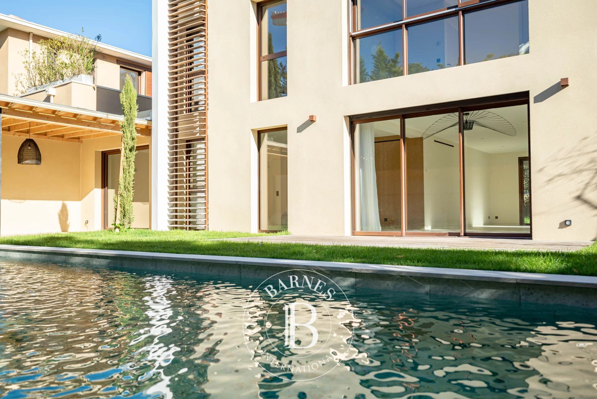 À 700 m du Cours Mirabeau – Maison de ville  240 m² – 5 chambres – Bureau – Ascenseur – Garage – Piscine - picture 1