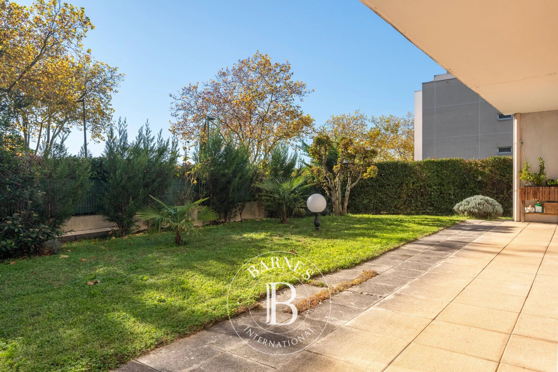 CALUIRE - Vassieux area - 99.6 sqm three-bedroom flat - garden - swimming pool in the residence - Garage an additional cost - picture 2