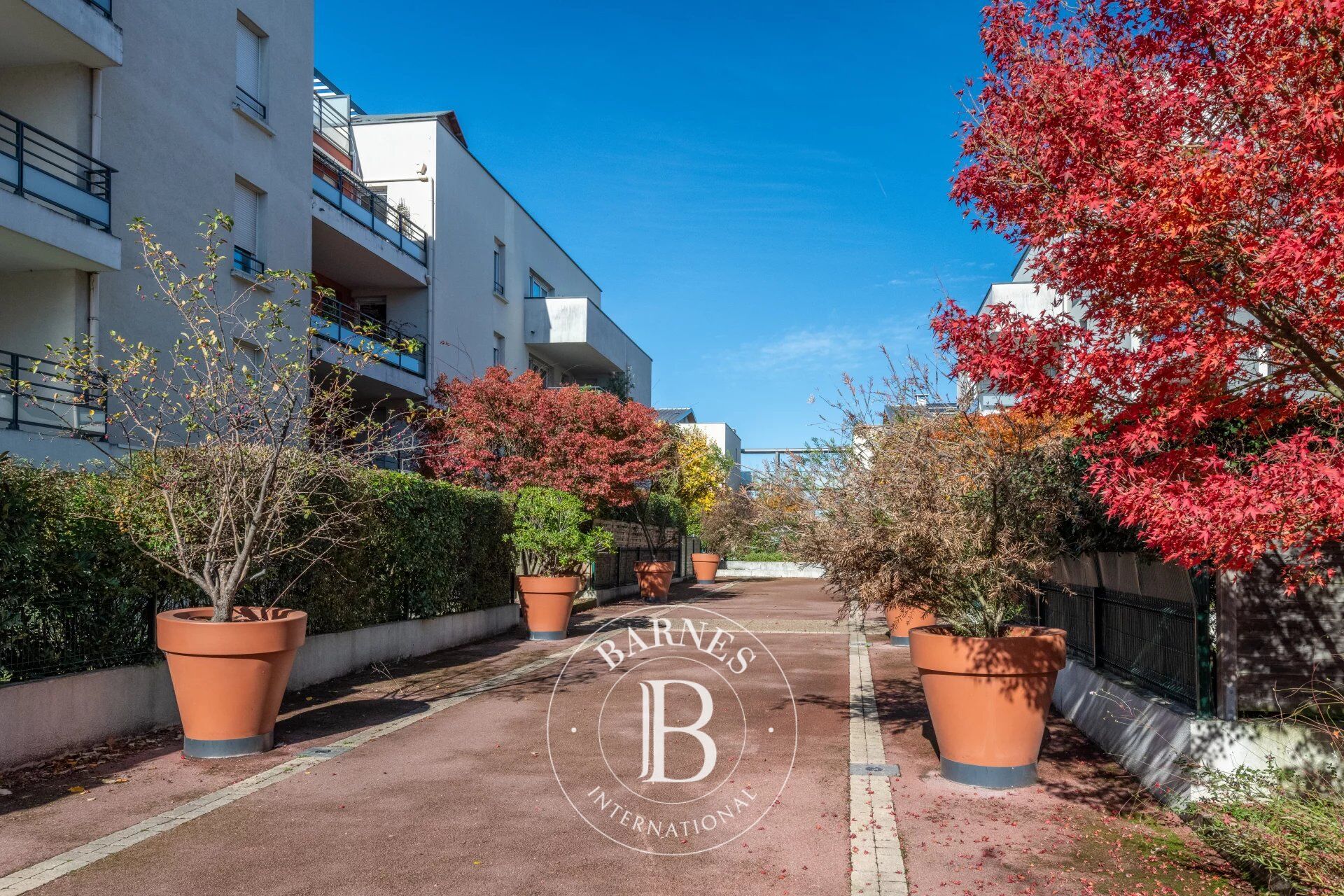 CALUIRE - Vassieux area - 99.6 sqm three-bedroom flat - garden - swimming pool in the residence - Garage an additional cost - picture 3