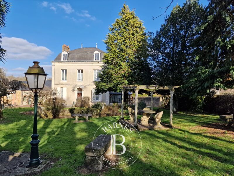 Asnières sur Vegre (72), manor house with 174m2 living space on 5545m2 of land
