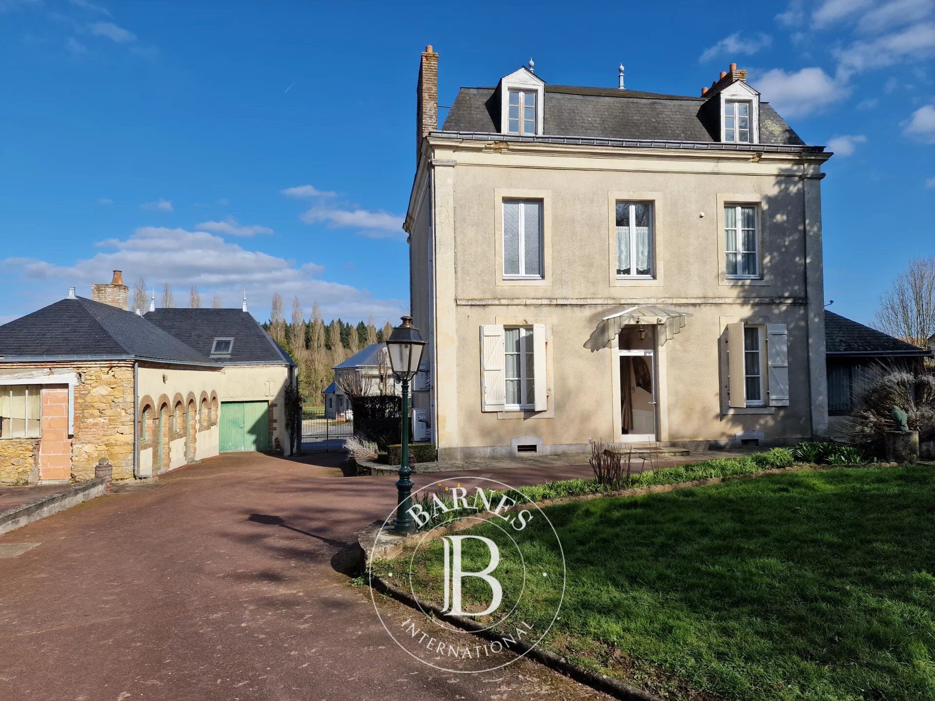 Asnières sur Vegre (72), manor house with 174m2 living space on 5545m2 of land - picture 2