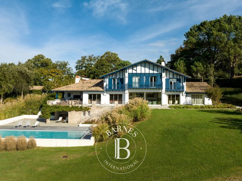 ARBONNE, MAGNIFIQUE PROPRIETE DE 480 M², TRÈS BELLE VUE MONTAGNES