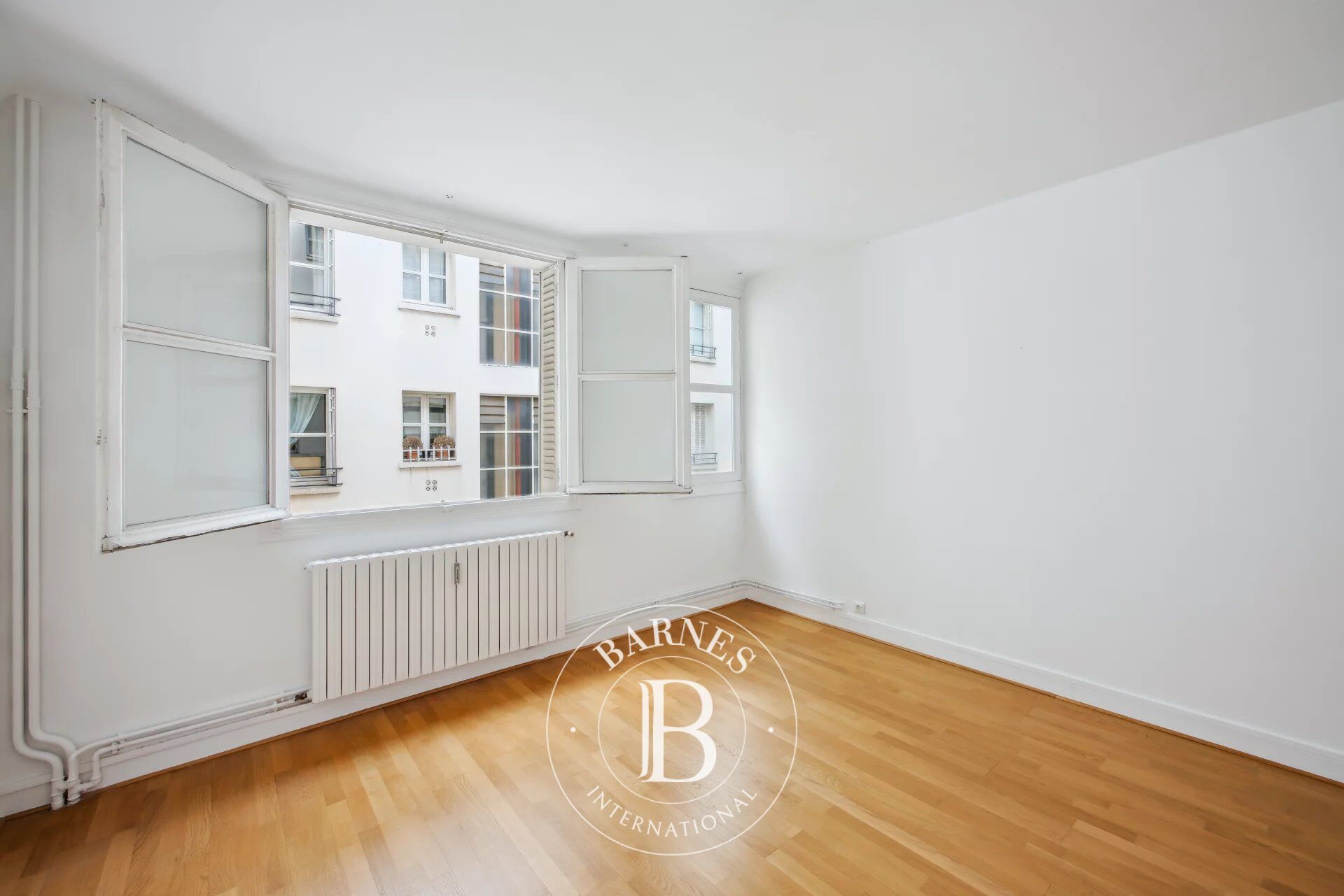 Paris 7 - Invalides/Varenne - 3-room apartment - 2 bedrooms - elevator - picture 1