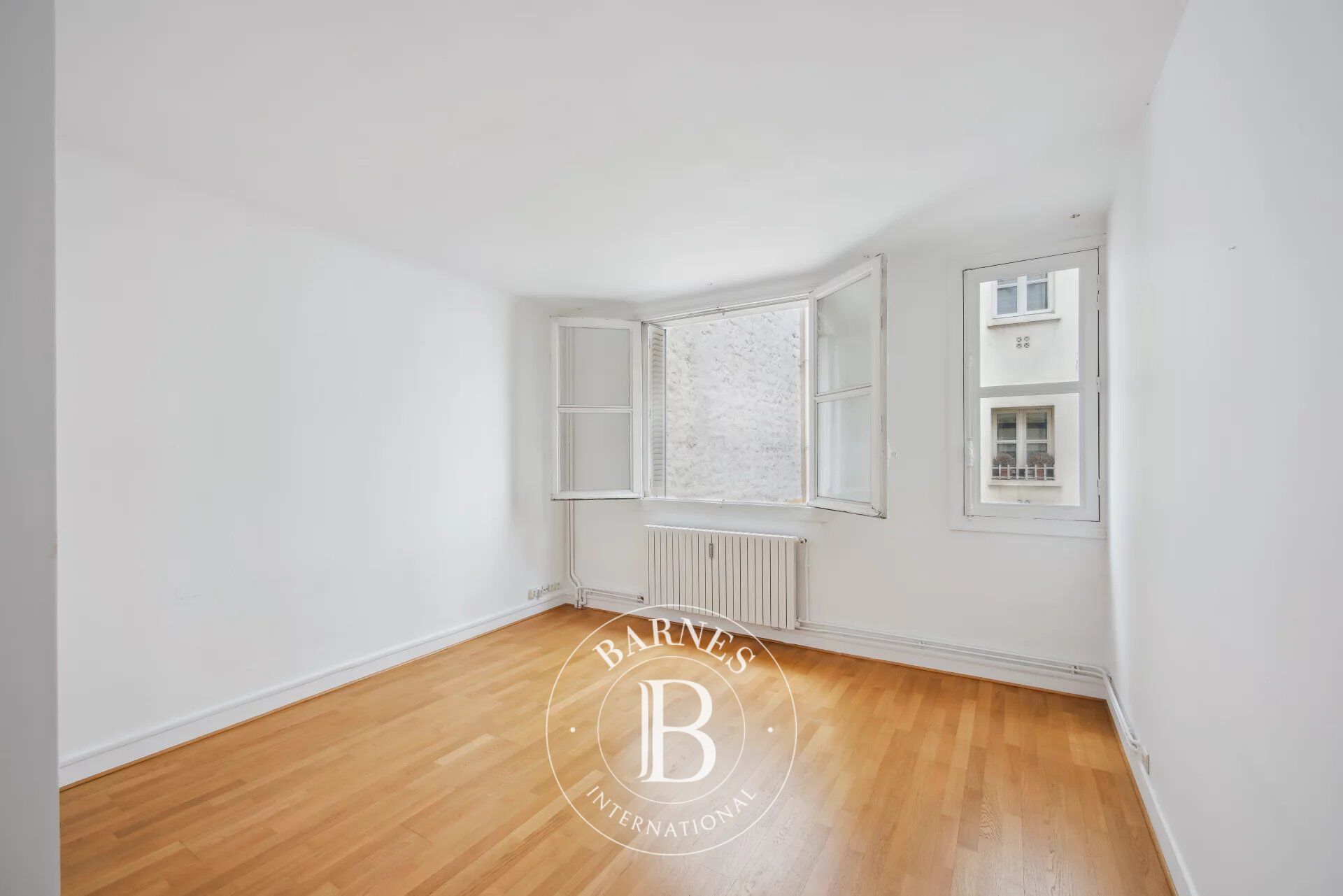 Paris 7 - Invalides/Varenne - 3-room apartment - 2 bedrooms - elevator - picture 3