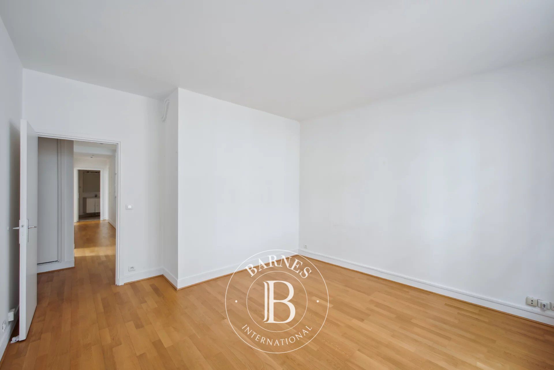 Paris 7 - Invalides/Varenne - 3-room apartment - 2 bedrooms - elevator - picture 2