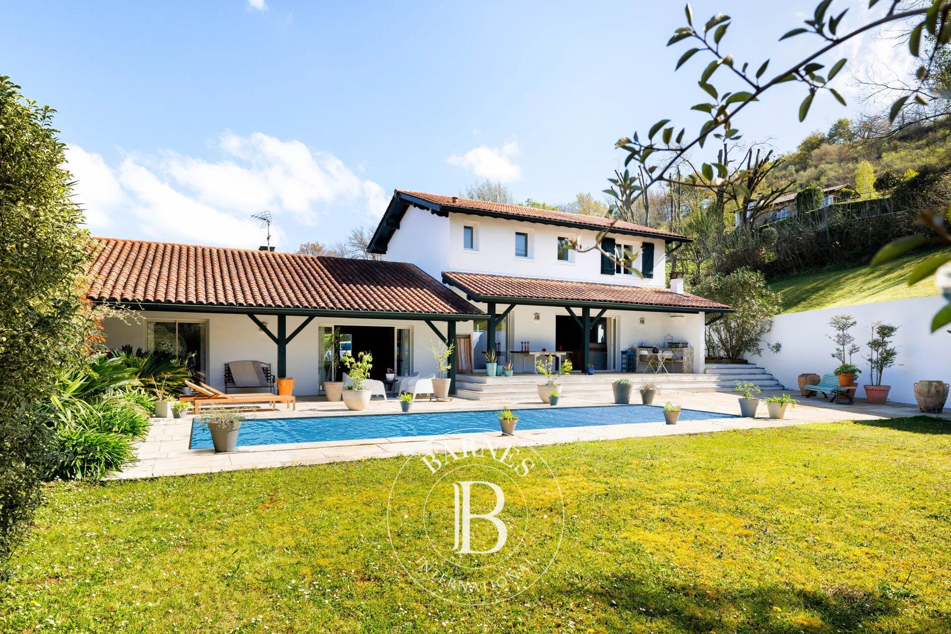 ASCAIN, PROCHE VILLAGE, MAISON DE 155 M² AVEC PISCINE - picture 2