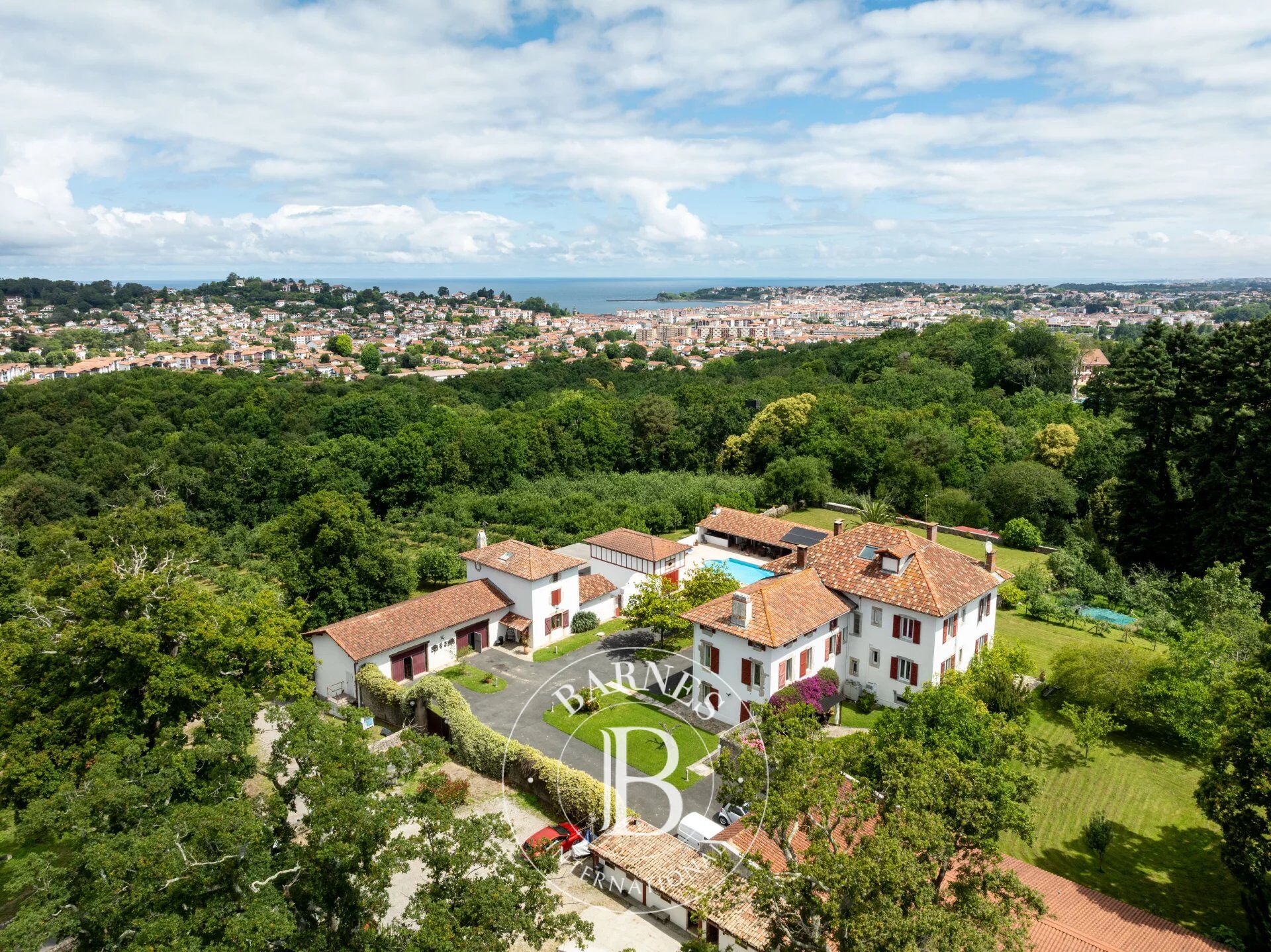 URRUGNE, PROPRIÉTÉ D'EXCEPTION AVEC TERRAIN DE PLUS DE 7,5 HA - picture 2