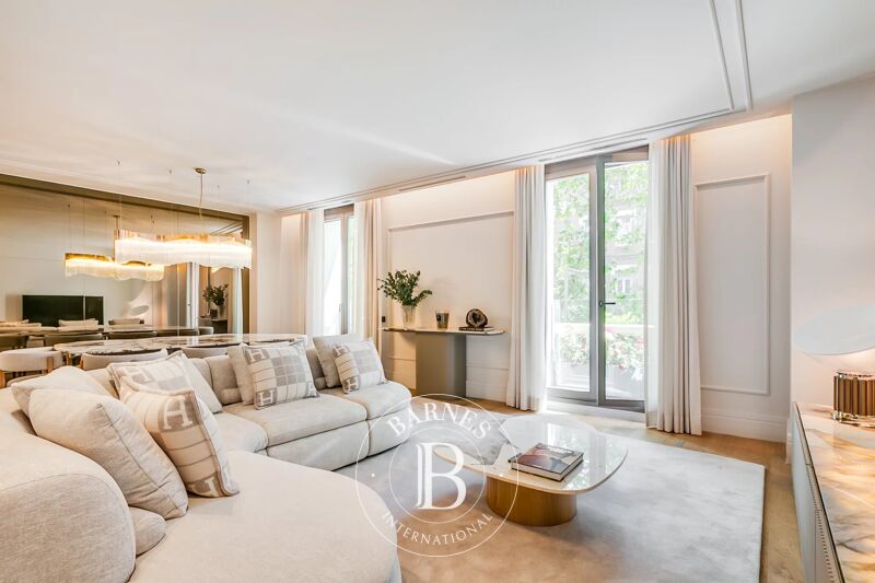 Madrid - Chamberí - Almagro - Piso de diseño amueblado con terraza, tres suites y servicios premium”