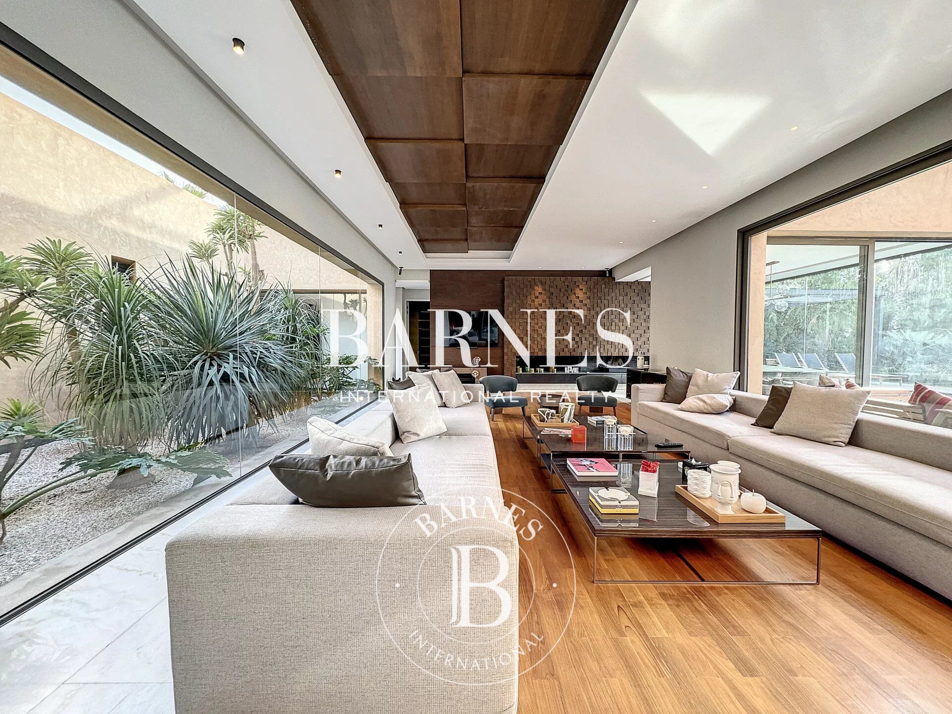 Luxury Contemporary House - picture 2