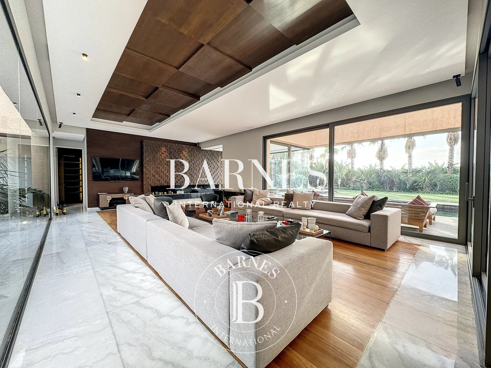 Luxury Contemporary House - picture 3