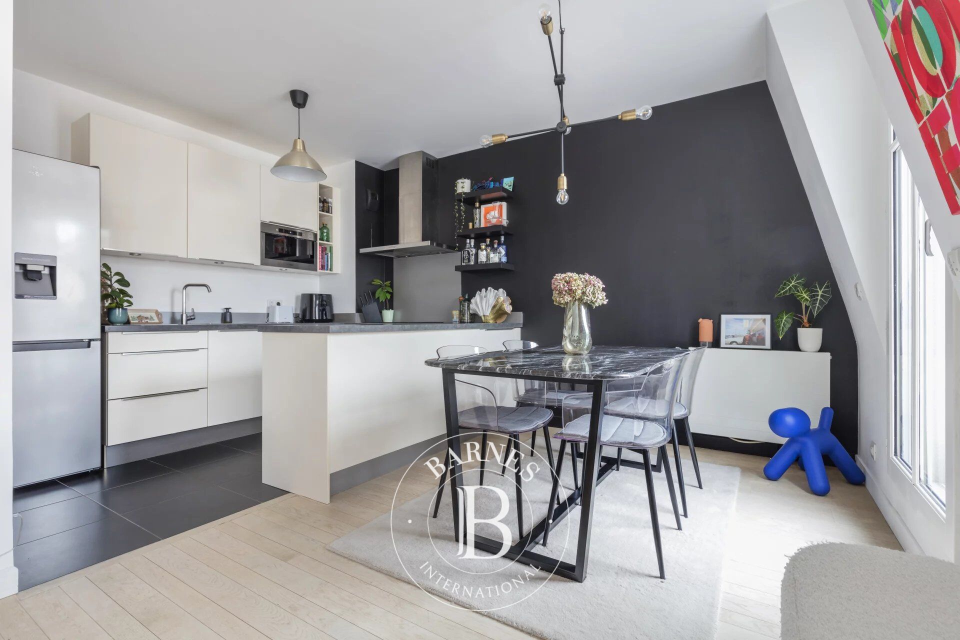 CHARMING 2-BED APARTMENT - TOP FLOOR - TOWN CENTRE - picture 3