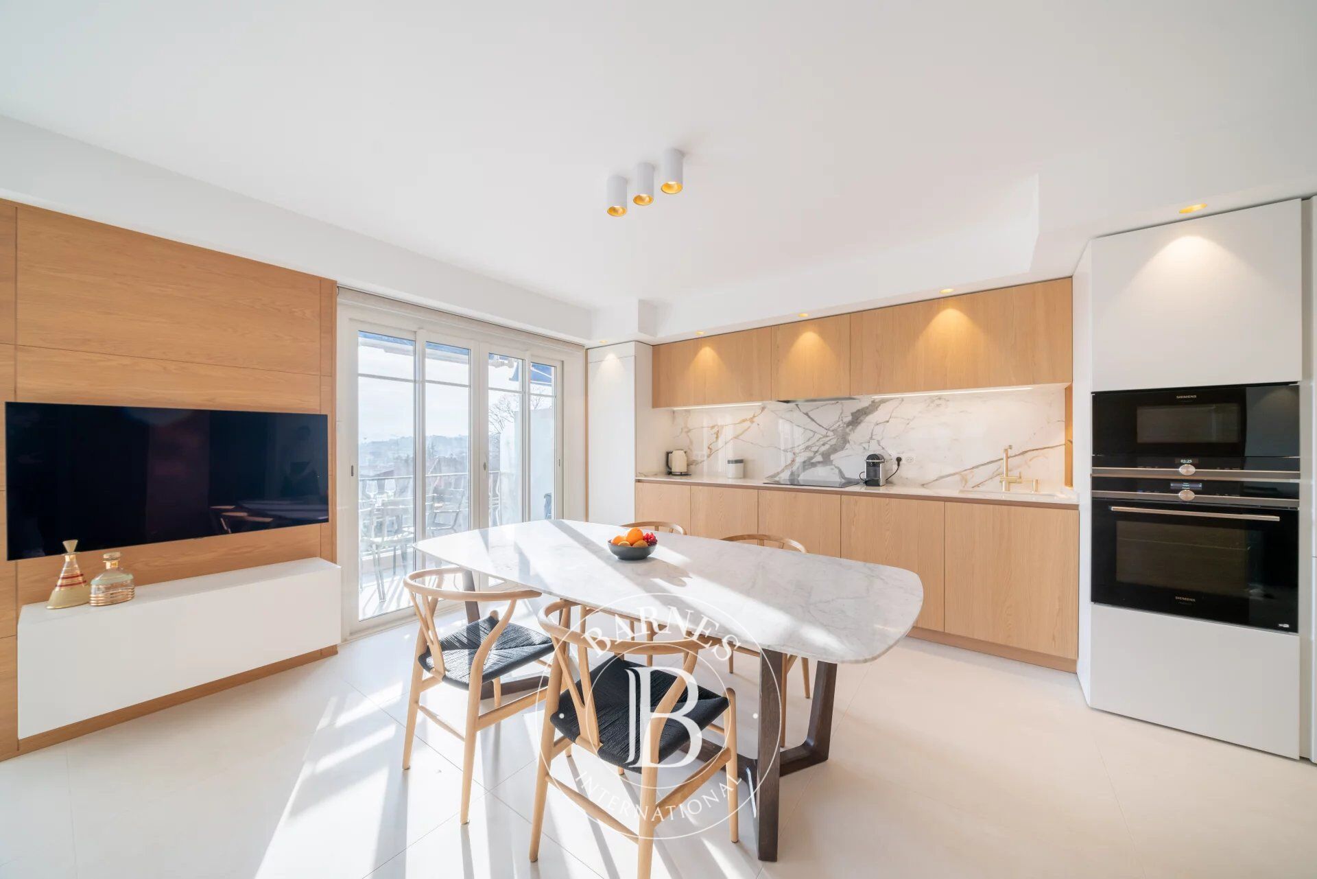 LE CANNET TOWN HALL - PRESTIGIOUS 2-BED APARTMENT - picture 2