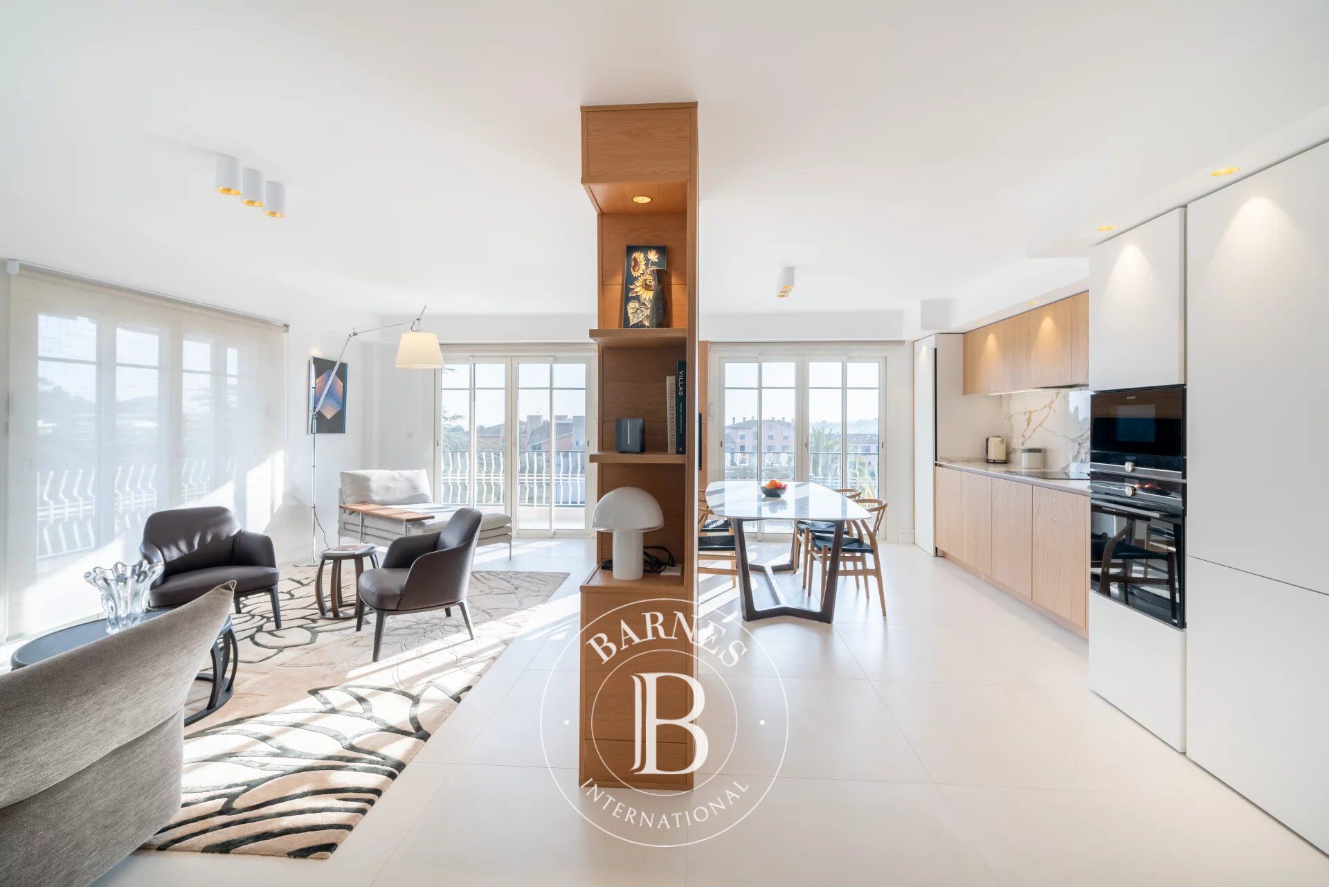 LE CANNET TOWN HALL - PRESTIGIOUS 2-BED APARTMENT - picture 3