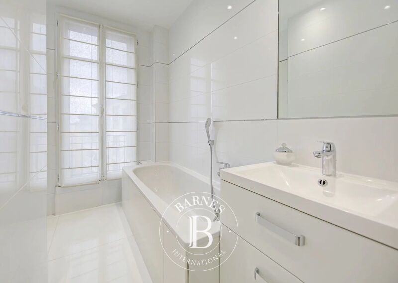 Sold, Apartment Versailles - picture 3