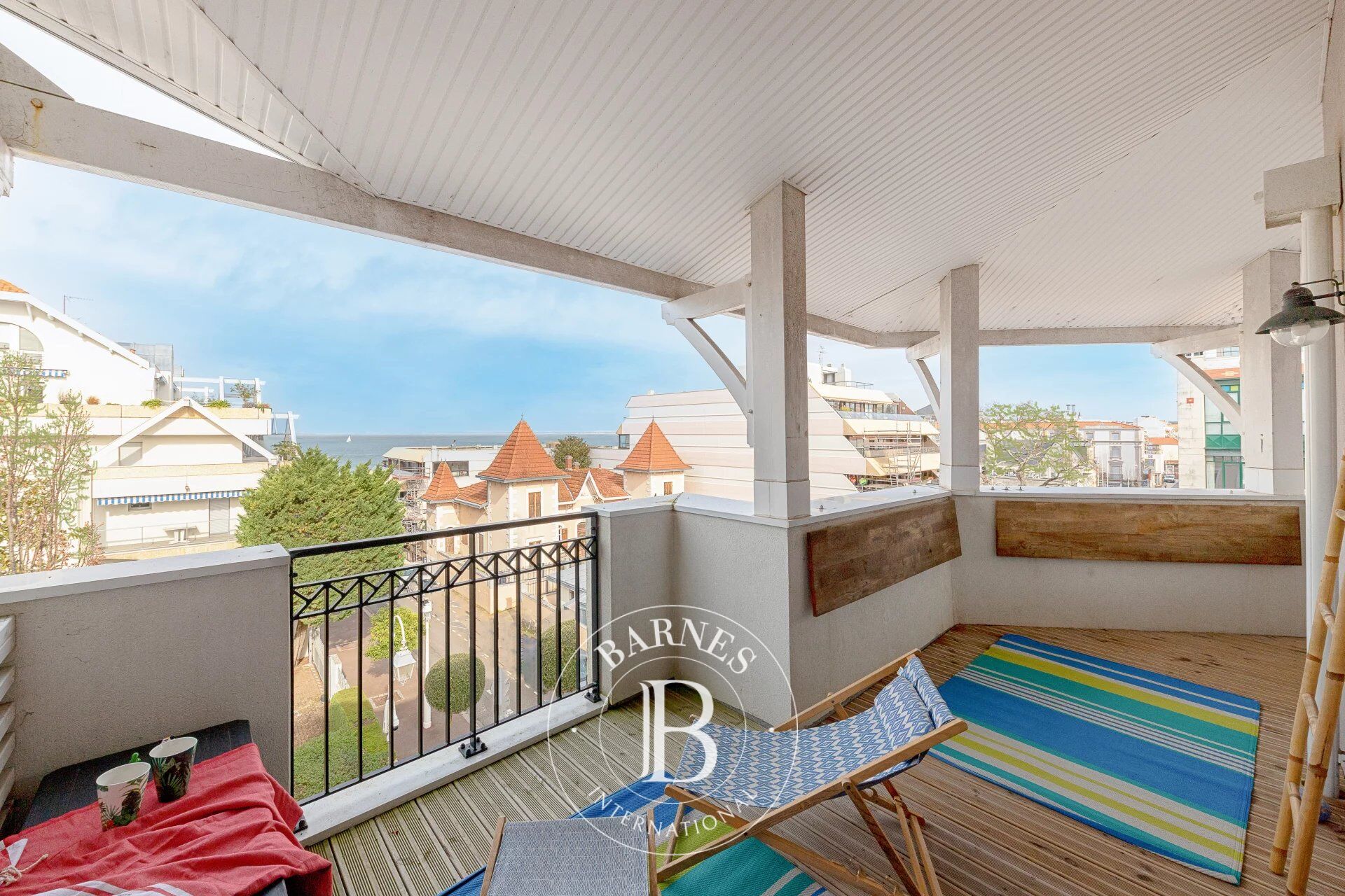 APPARTEMENT EN PLEIN COEUR D’ARCACHON, AU DERNIER ÉTAGE, AVEC VUE PANORAMIQUE SUR LE BASSIN - picture 1