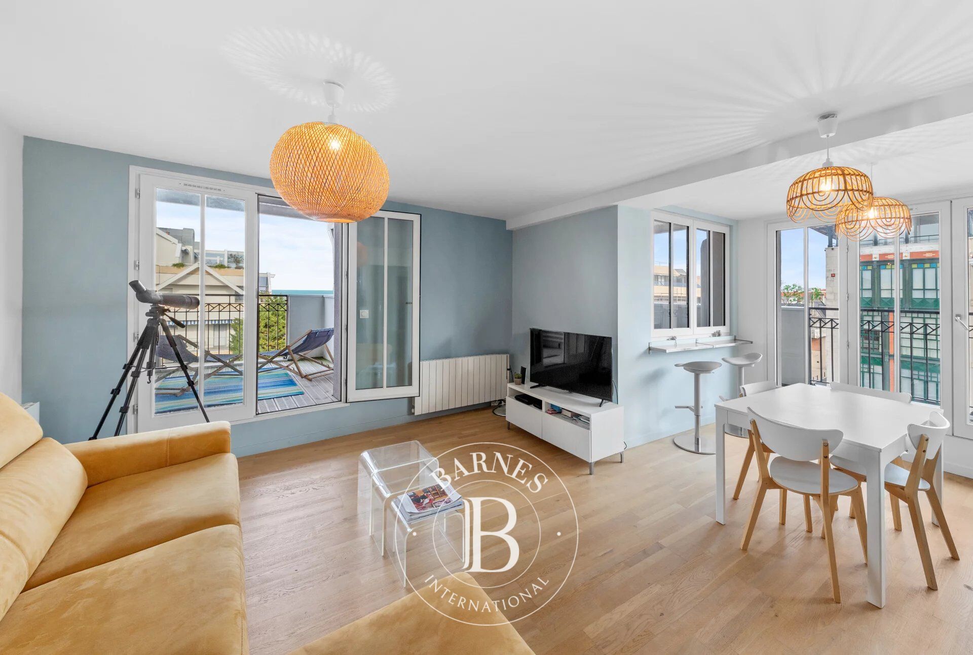 APPARTEMENT EN PLEIN COEUR D’ARCACHON, AU DERNIER ÉTAGE, AVEC VUE PANORAMIQUE SUR LE BASSIN - picture 2