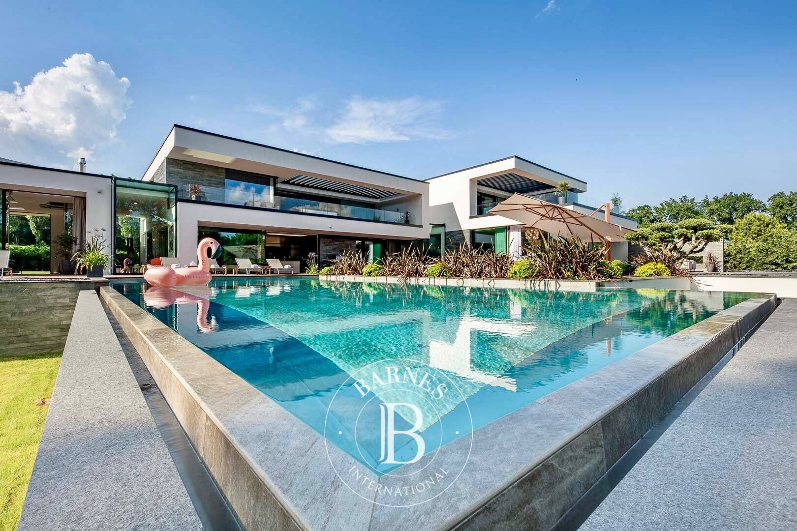 Exceptional Property: A Perfect Blend of Architectural Artistry - picture 1