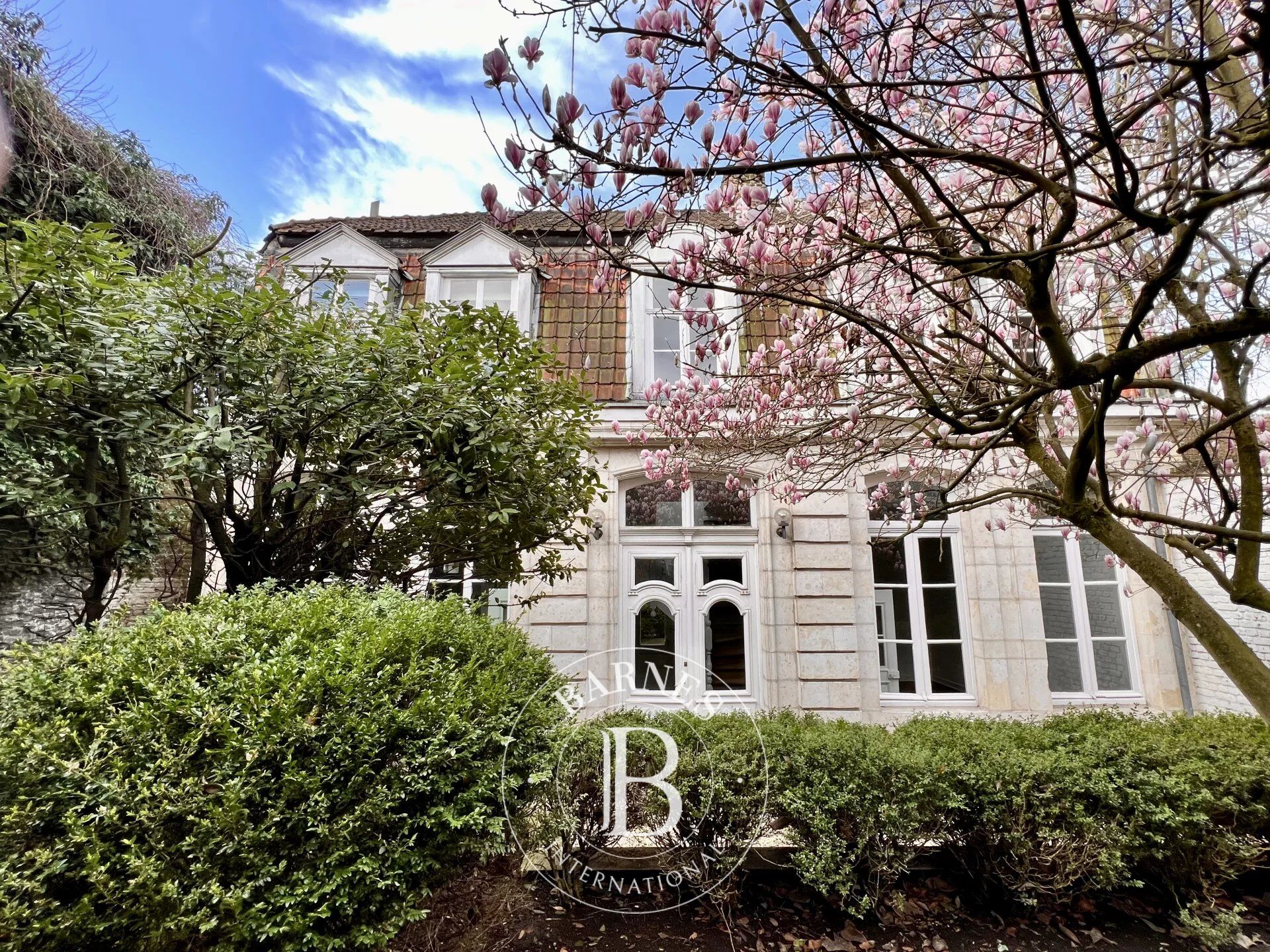 Vieux Lille, petit hotel de maitre  3-4 ch et jardin de 100 m2 environ - picture 1