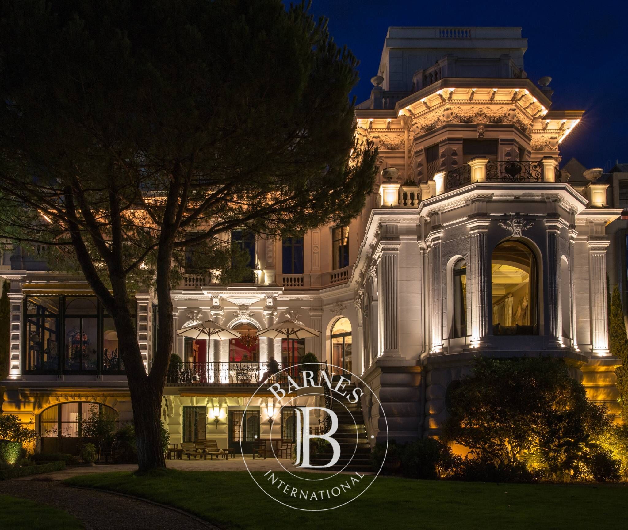 Perle architecturale au bord du lac - picture 1