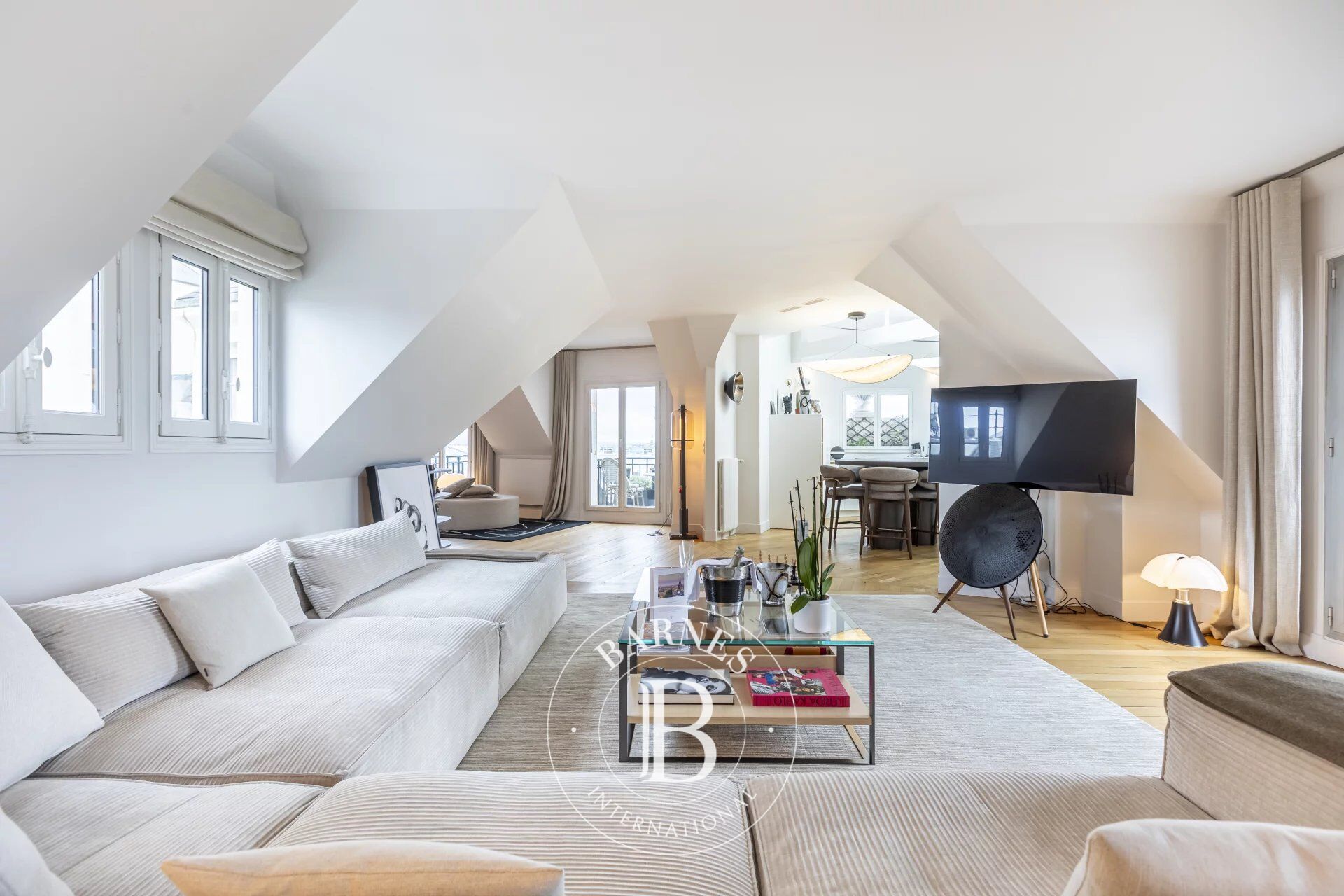 PARIS 2 - APPARTEMENT - 4 CHAMBRES - picture 1