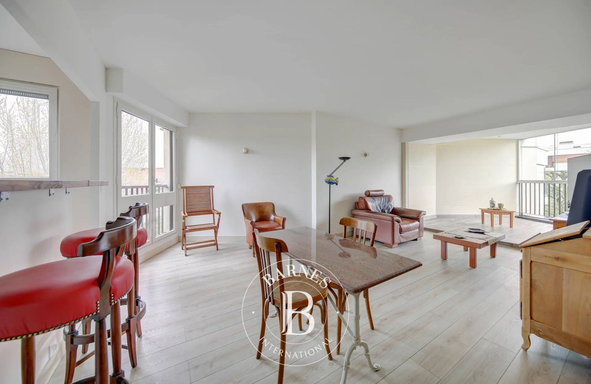 Sole agent - Le Chesnay - Parly 2 Résidence Étoile - Renovated apartment - 2-bed - Peace and quiet - Top floor - Loggia - picture 2