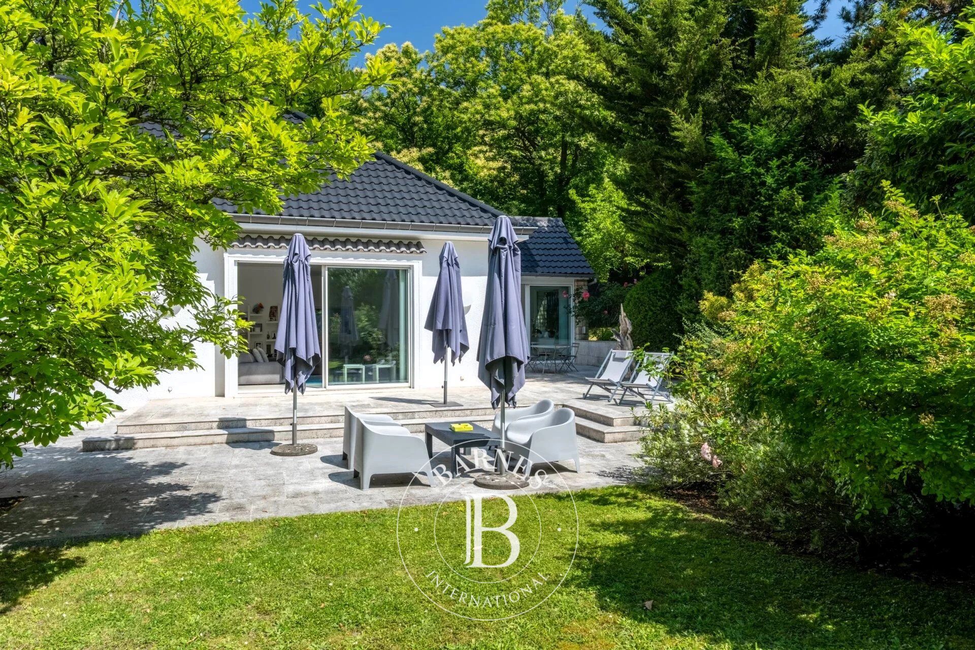 Sole agent - Le Chesnay - Parc Aubert - 363m² (3,907 sq ft) contemporary property - 4 to 6-bed - Double garage - 2,000m² (21,528 sq ft) plot - Quiet and leafy surroundings - picture 3