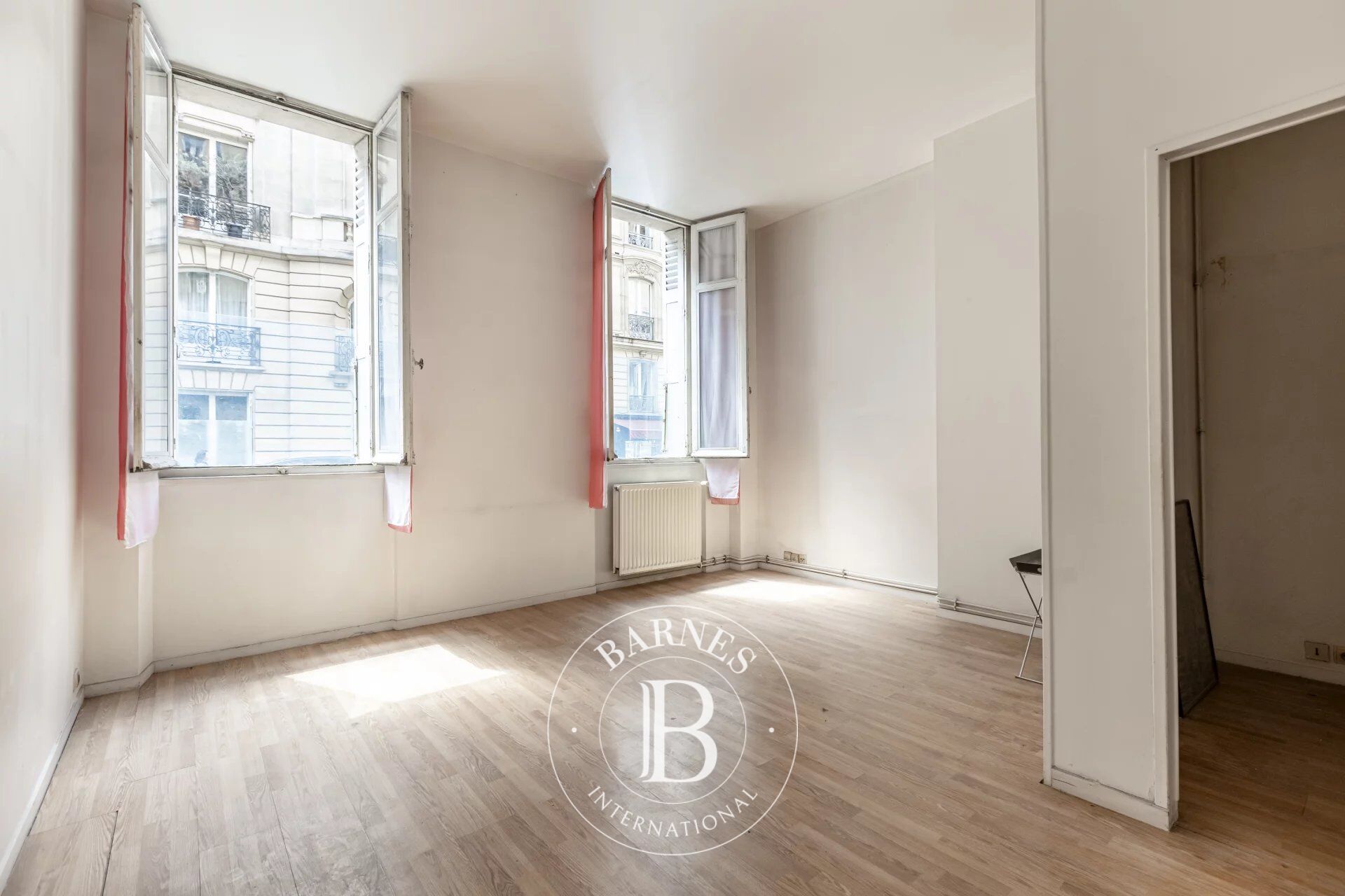 PARIS 8 - NEAR MONCEAU - Ground floor apartment - picture 2