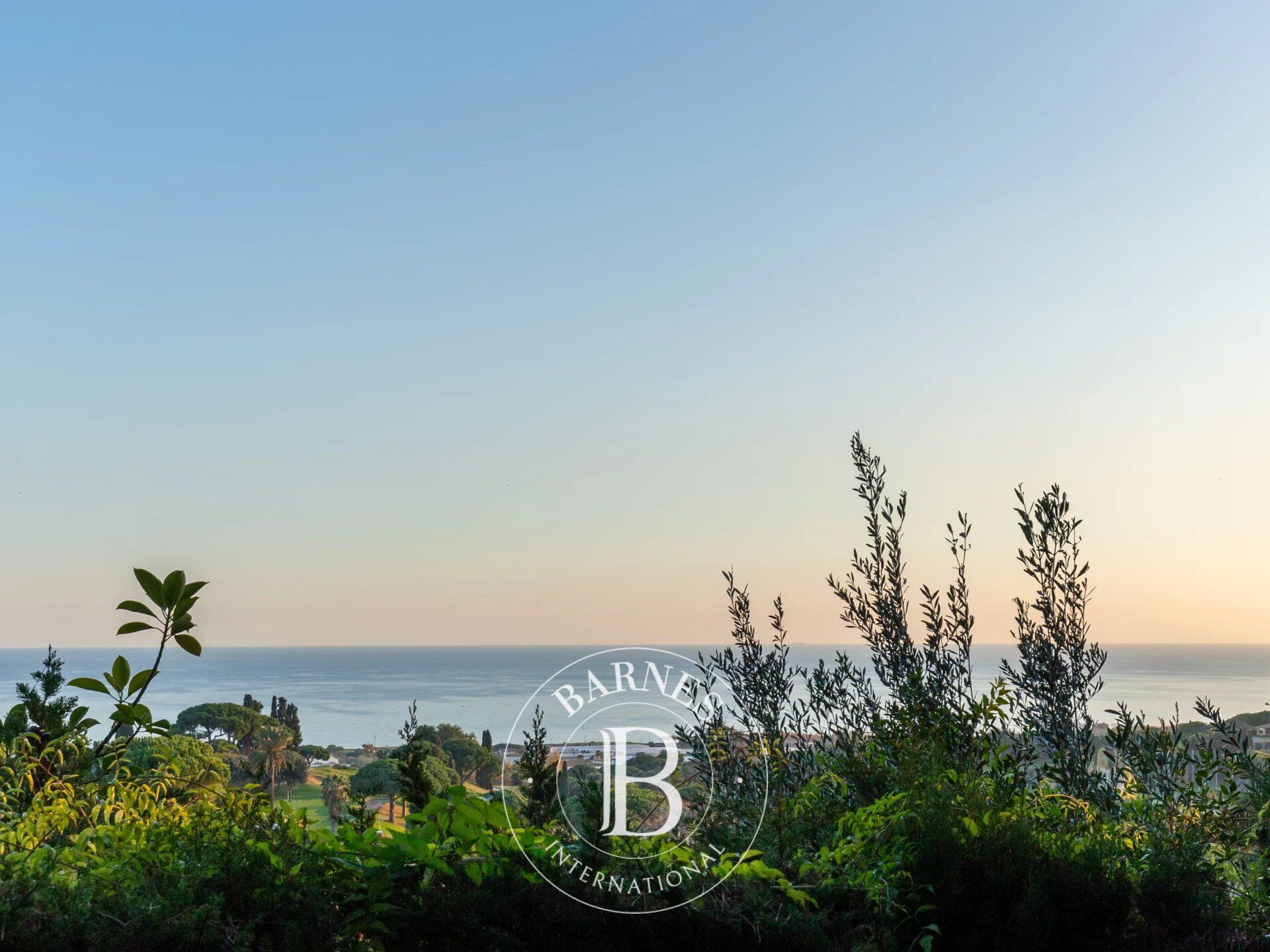 Imponente casa en venta, con vistas al mar y una gran privacidad  en Sant Andreu de Llavaneres. - picture 2