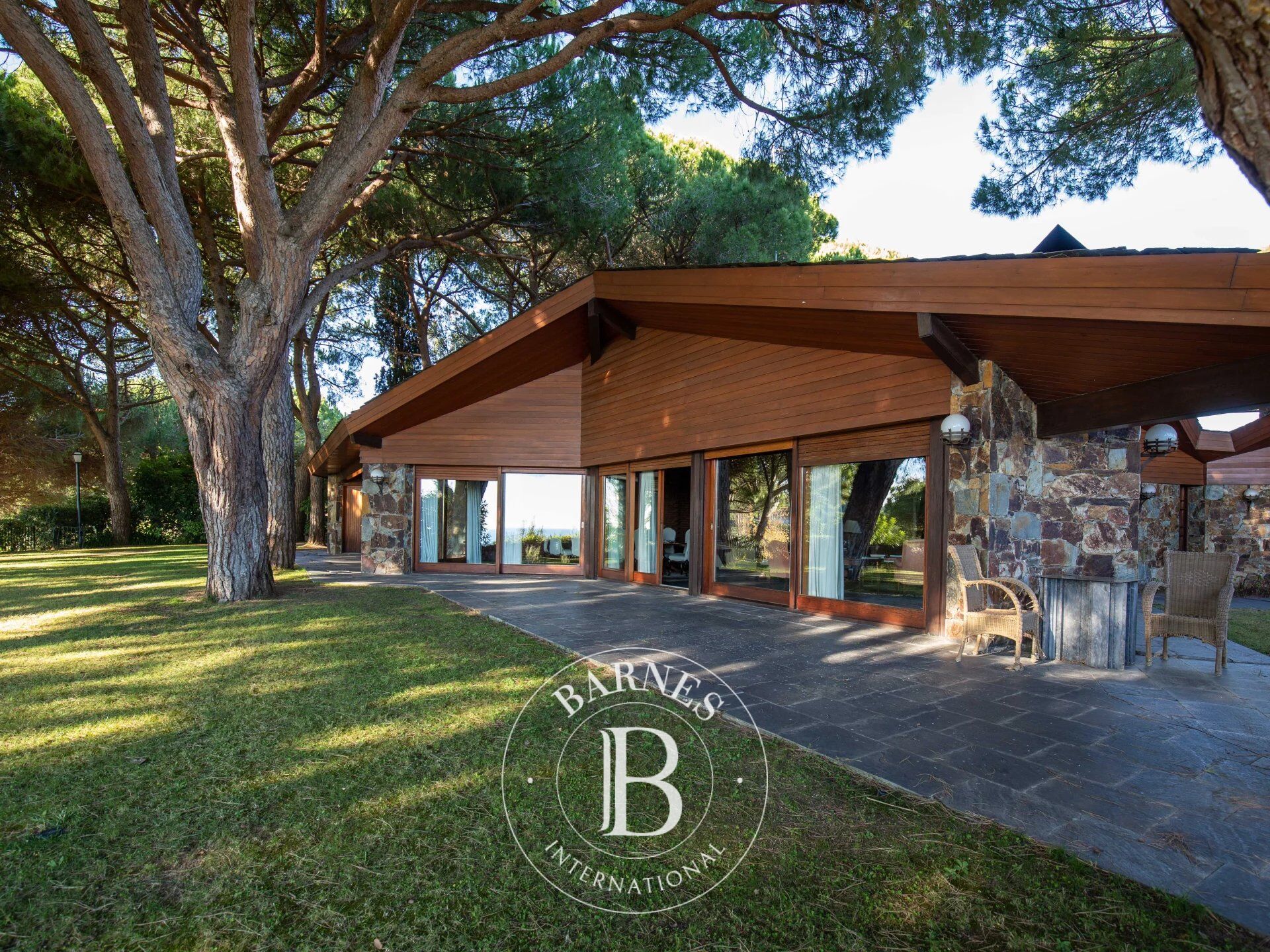 Imponente casa en venta, con vistas al mar y una gran privacidad  en Sant Andreu de Llavaneres. - picture 1