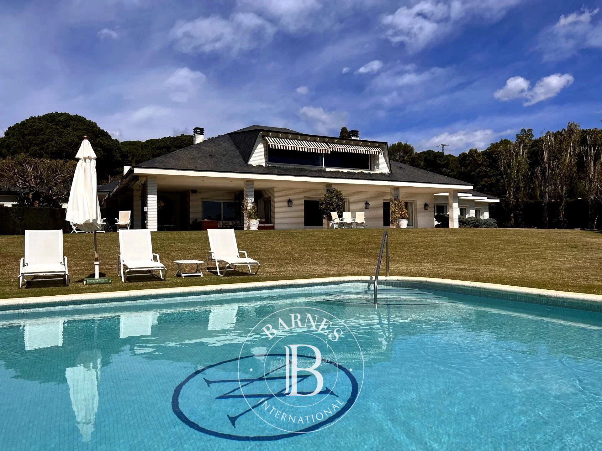 Villa con vistas al mar en venta en Sant Andreu de Llavaneres, Barcelona. - picture 1