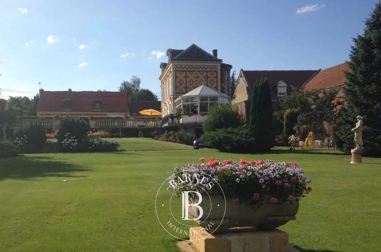 Mansion and outbuildings – 6,000 m² grounds - picture 1