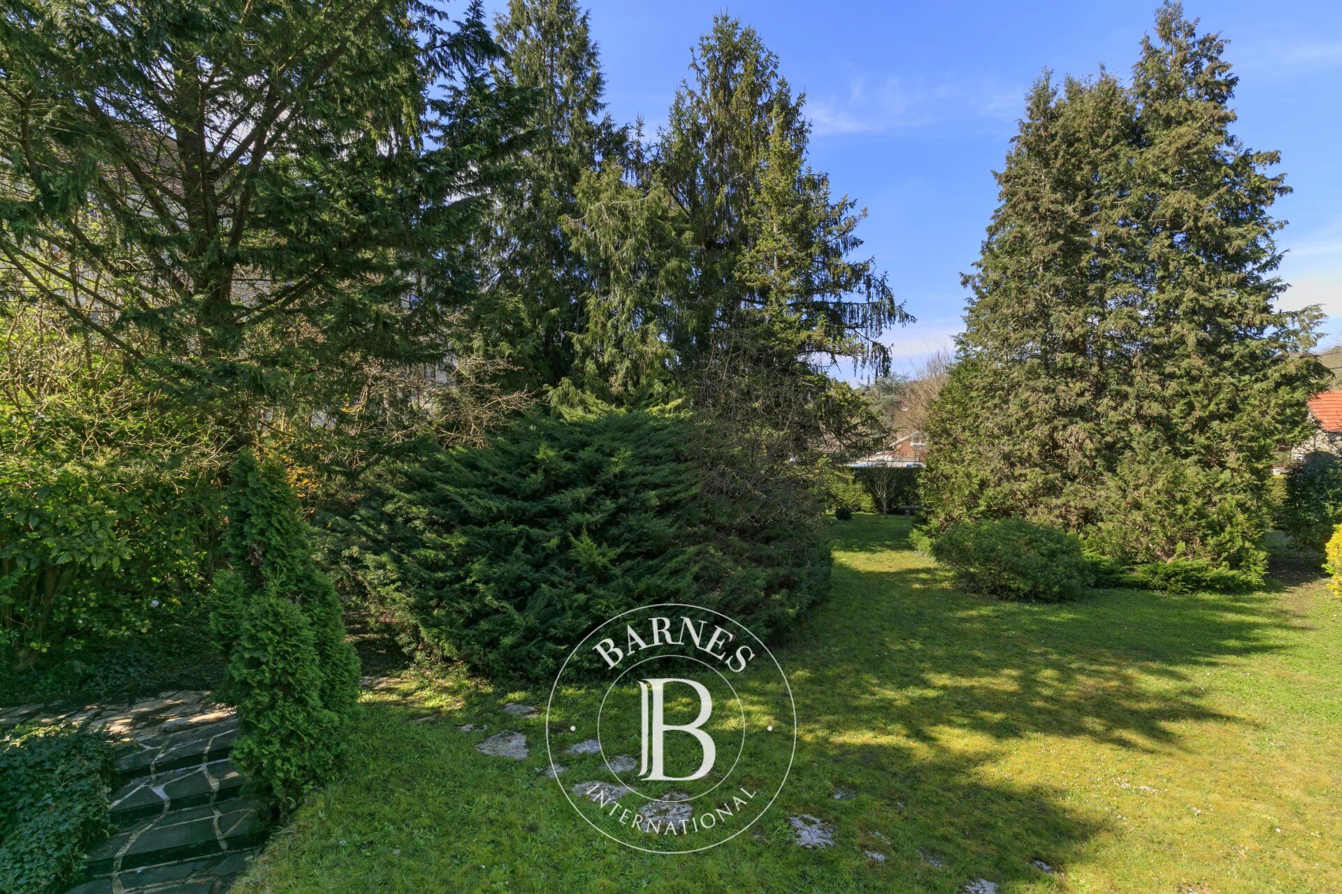 Sole agent - La Ferté-Alais - 209m² (2,250 sq ft) house overlooking the Essonne canal - 1,334m² (14,359 sq ft) plot - picture 2