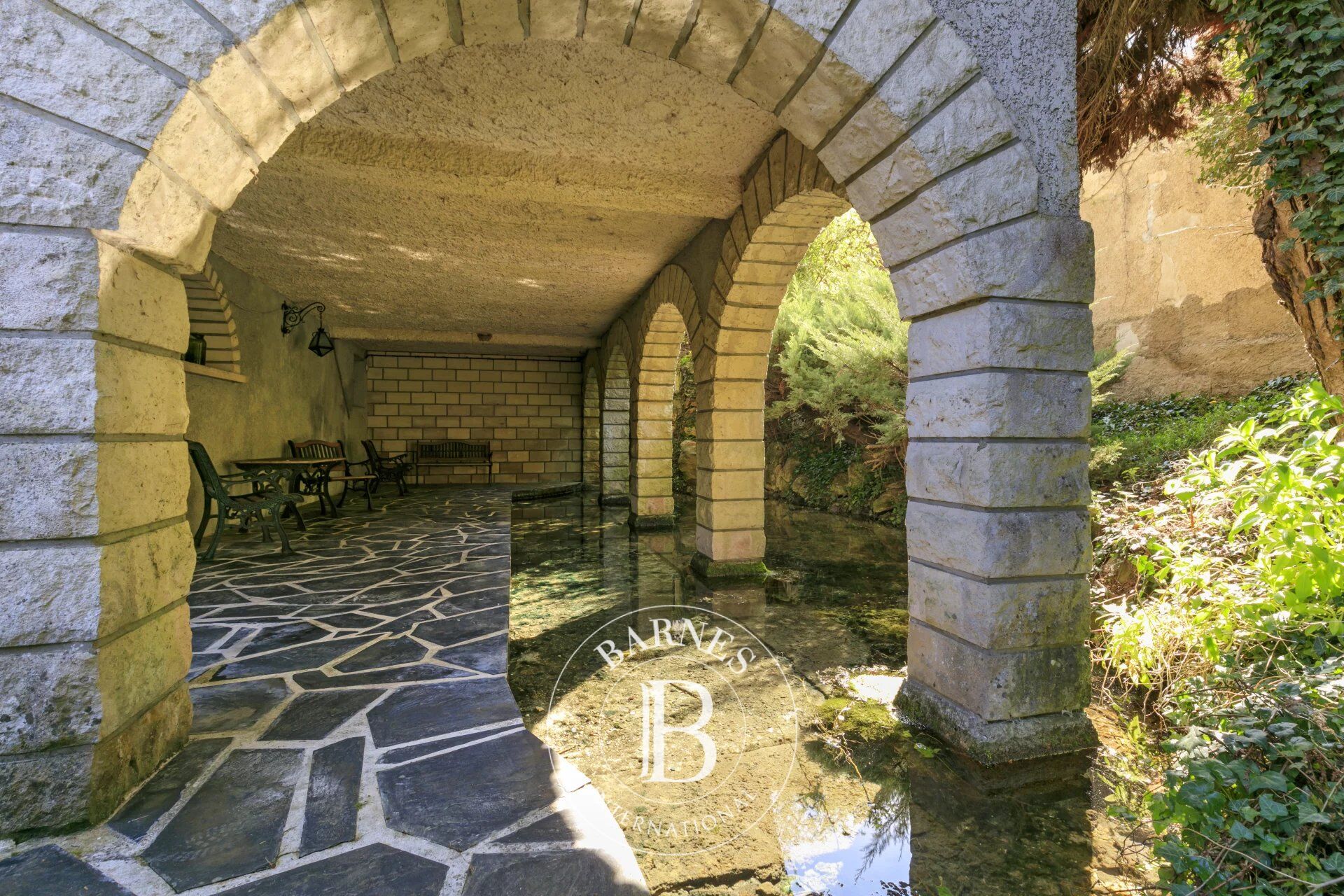 Sole agent - La Ferté-Alais - 209m² (2,250 sq ft) house overlooking the Essonne canal - 1,334m² (14,359 sq ft) plot - picture 1