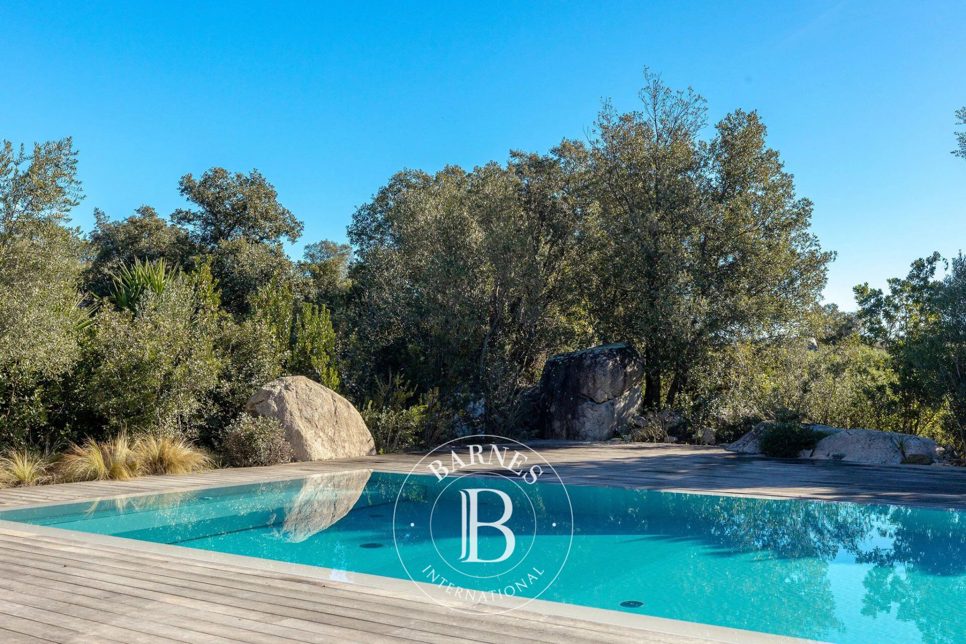 Porto-vecchiaccio – propriété de deux villas, 6 chambres, vue dégagée montagnes, piscine - picture 1