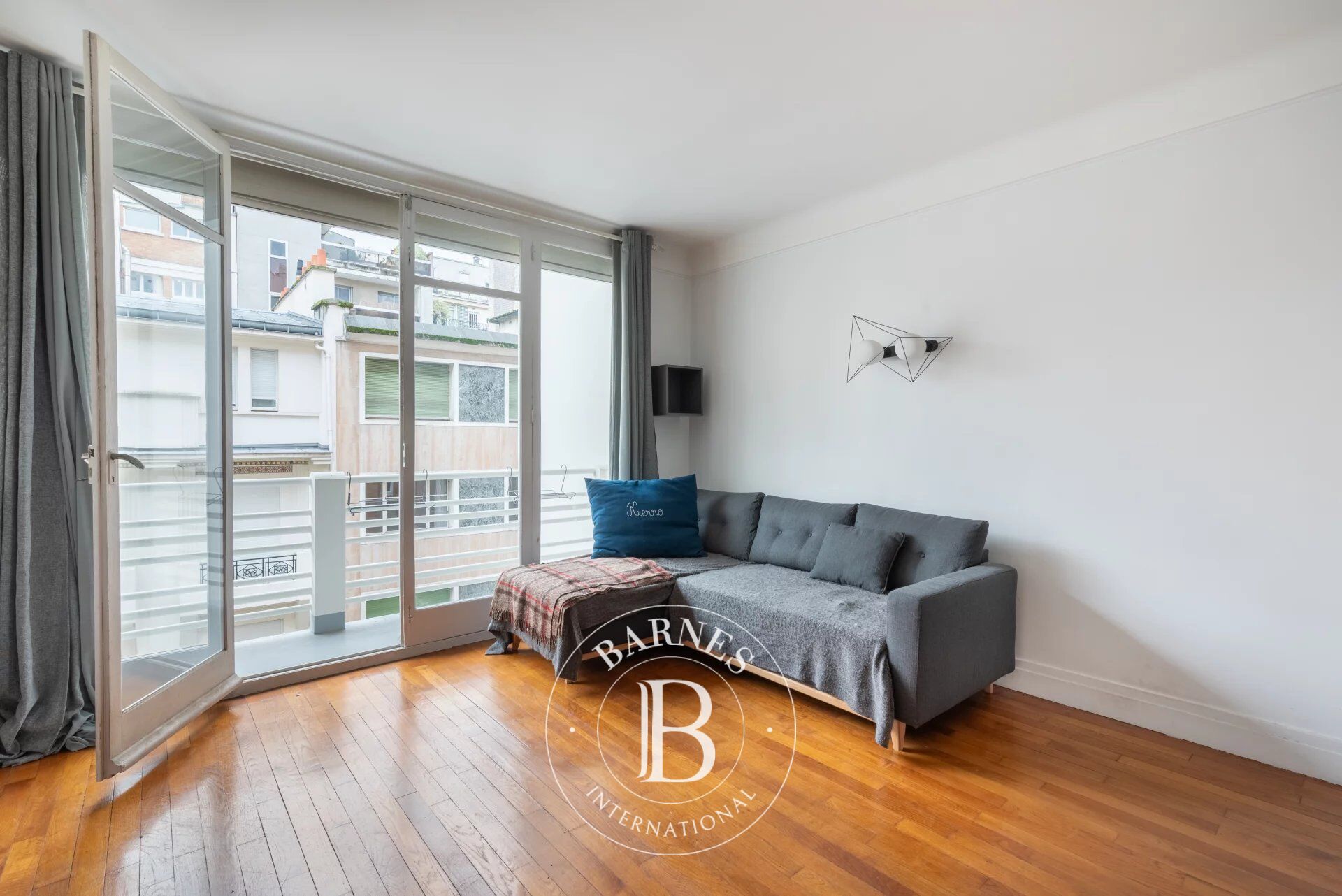 Paris 16 - Auteuil nord -  Deux pièces - large balcon - picture 2