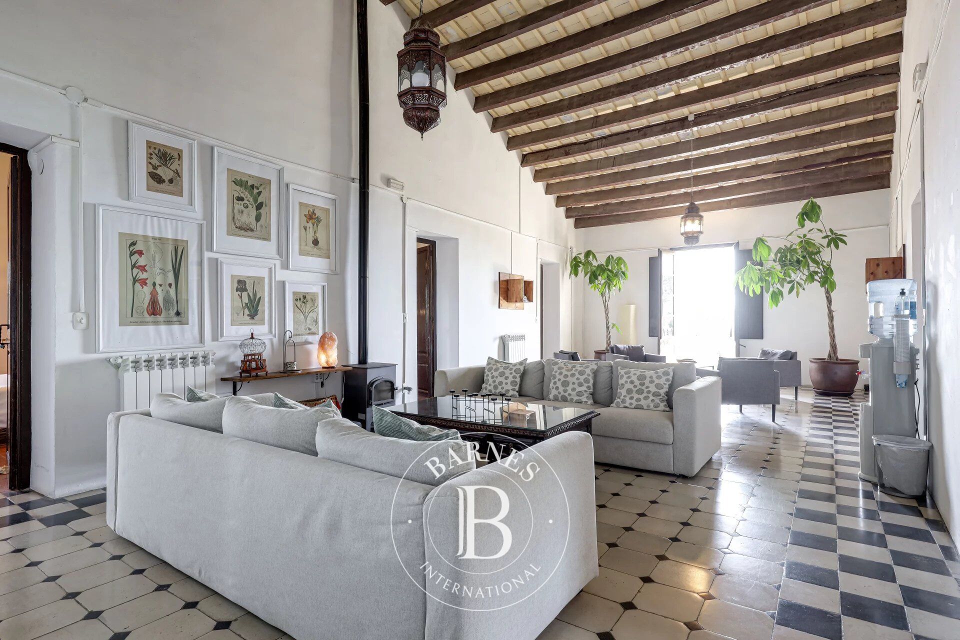 Masía histórica y única a solo 50 minutos de la ciudad de Barcelona, con vistas al mar y a la montaña. - picture 2