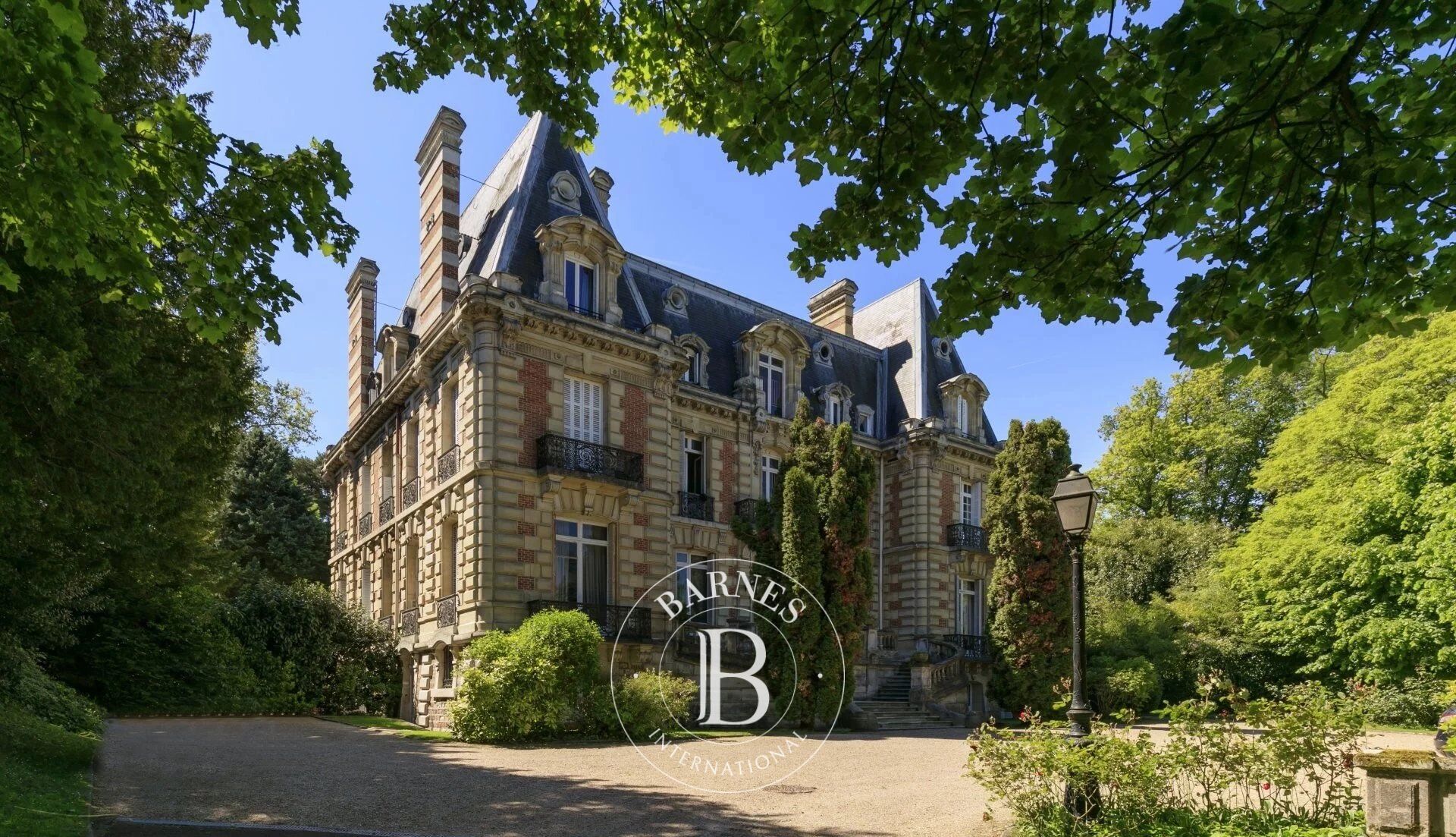 Triplex apartment with the feel of a house - picture 1