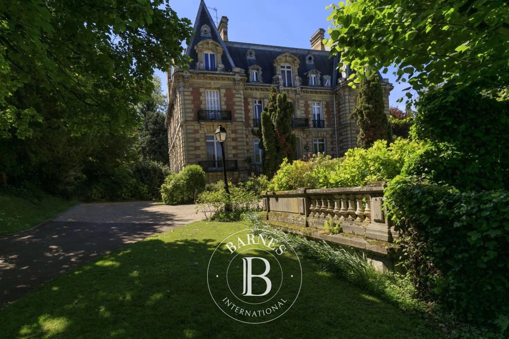 Triplex apartment with the feel of a house - picture 2