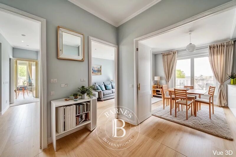 Versailles Notre-Dame - Superb 107m² (1,152 sq ft) 3-bed apartment - Top floor with lift access - High-end residence - Lock-up garage - Shared garden - Prime location.