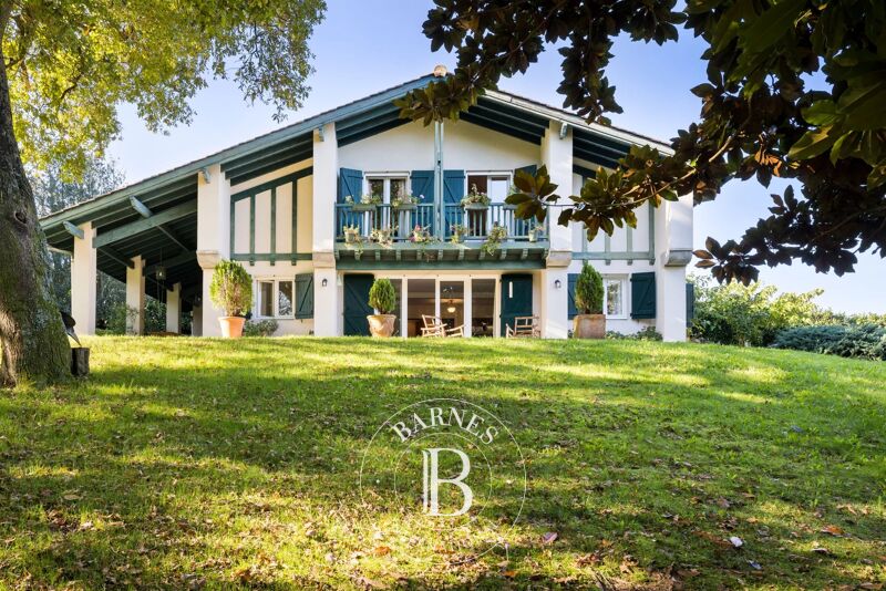 URRUGNE, MAISON DE 220 M² ENTOURÉE DE VERDURE