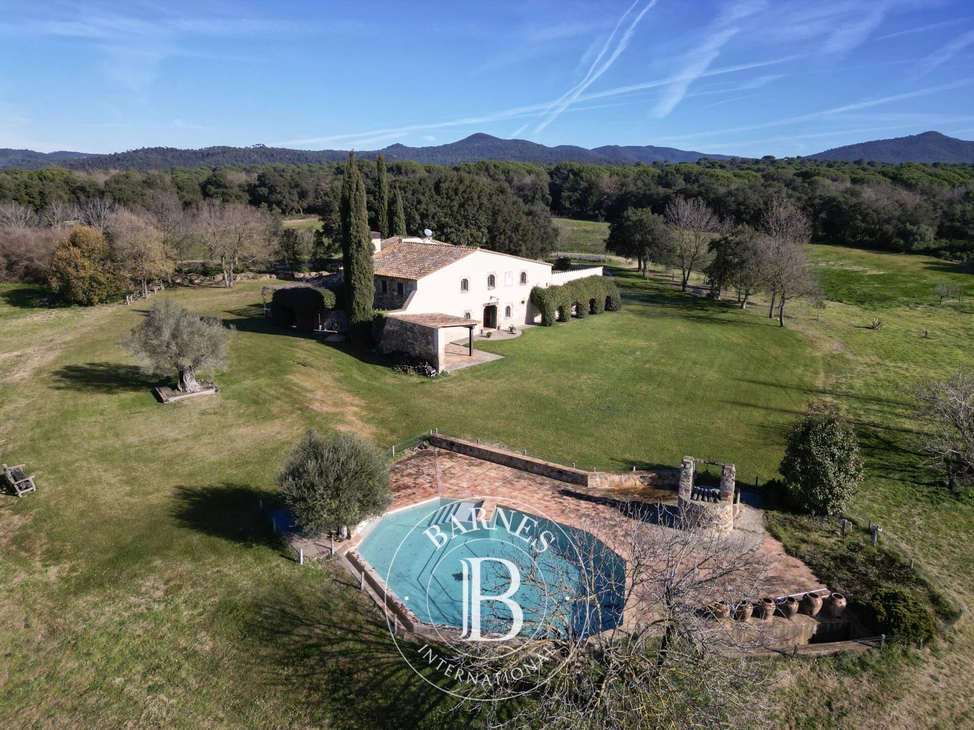 Masía del siglo XIII renovada con establos para caballos, a solo 15 minutos de las playas de la Costa Brava y de Girona. - picture 1
