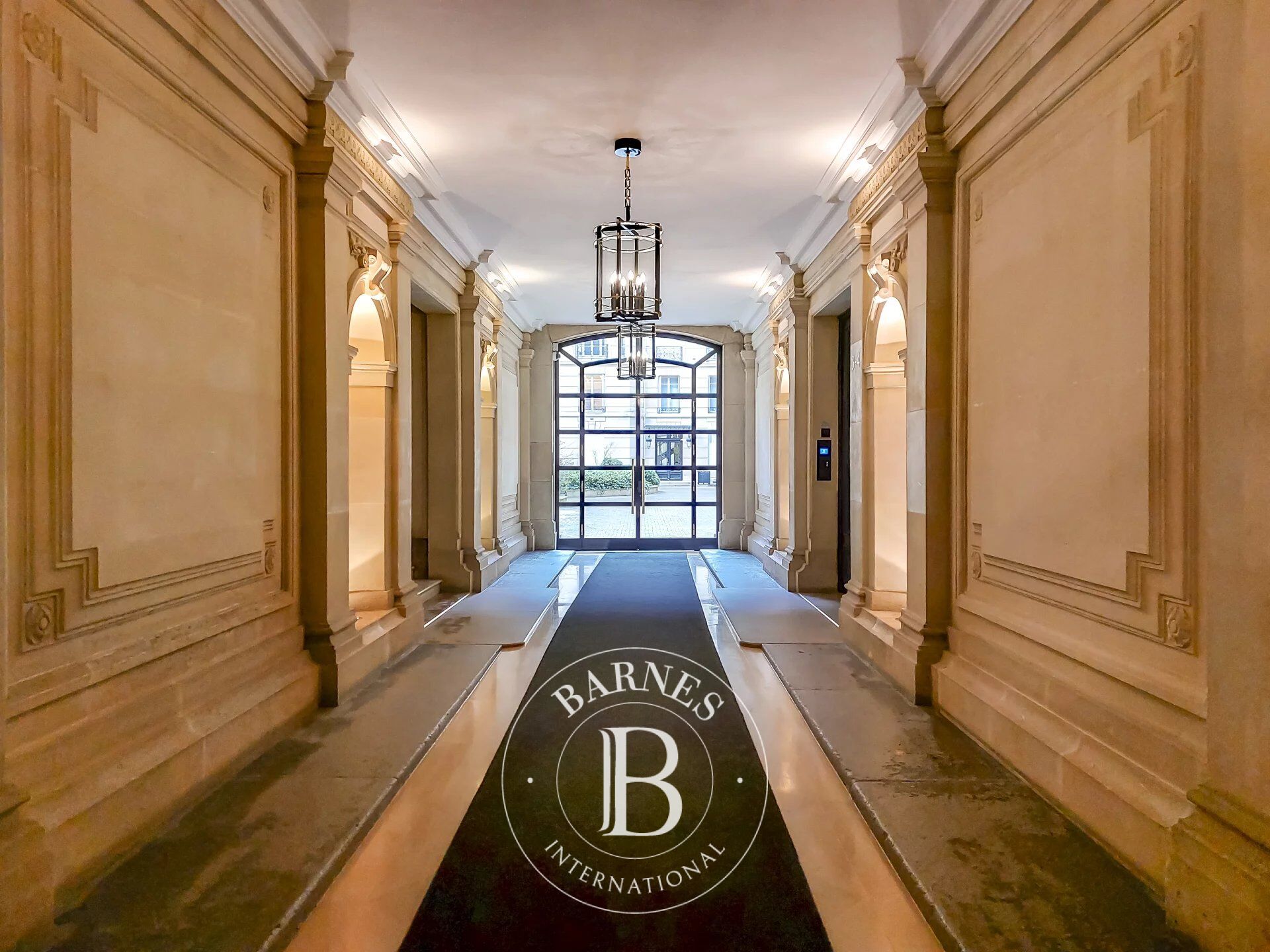 Paris 8è - avenue Montaigne - Appartement calme sur cour joliment rénové aux derniers étages - 3 chambres - picture 2