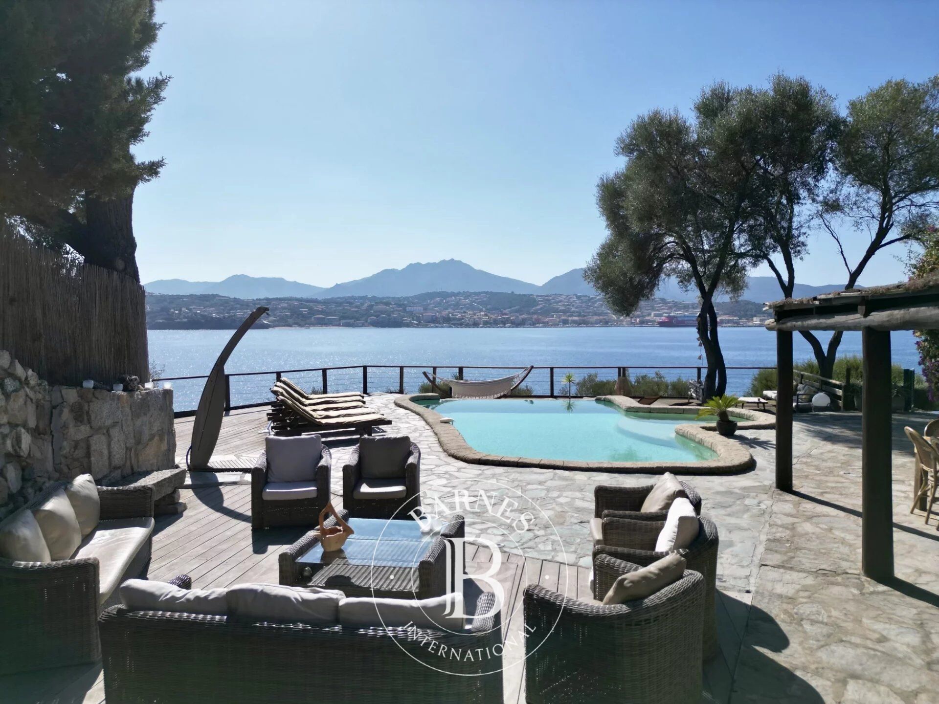 Propriano, Olmeto, villa pied dans l'eau, 6 chambres, vue mer et montagnes, piscine, plage à pied - picture 2