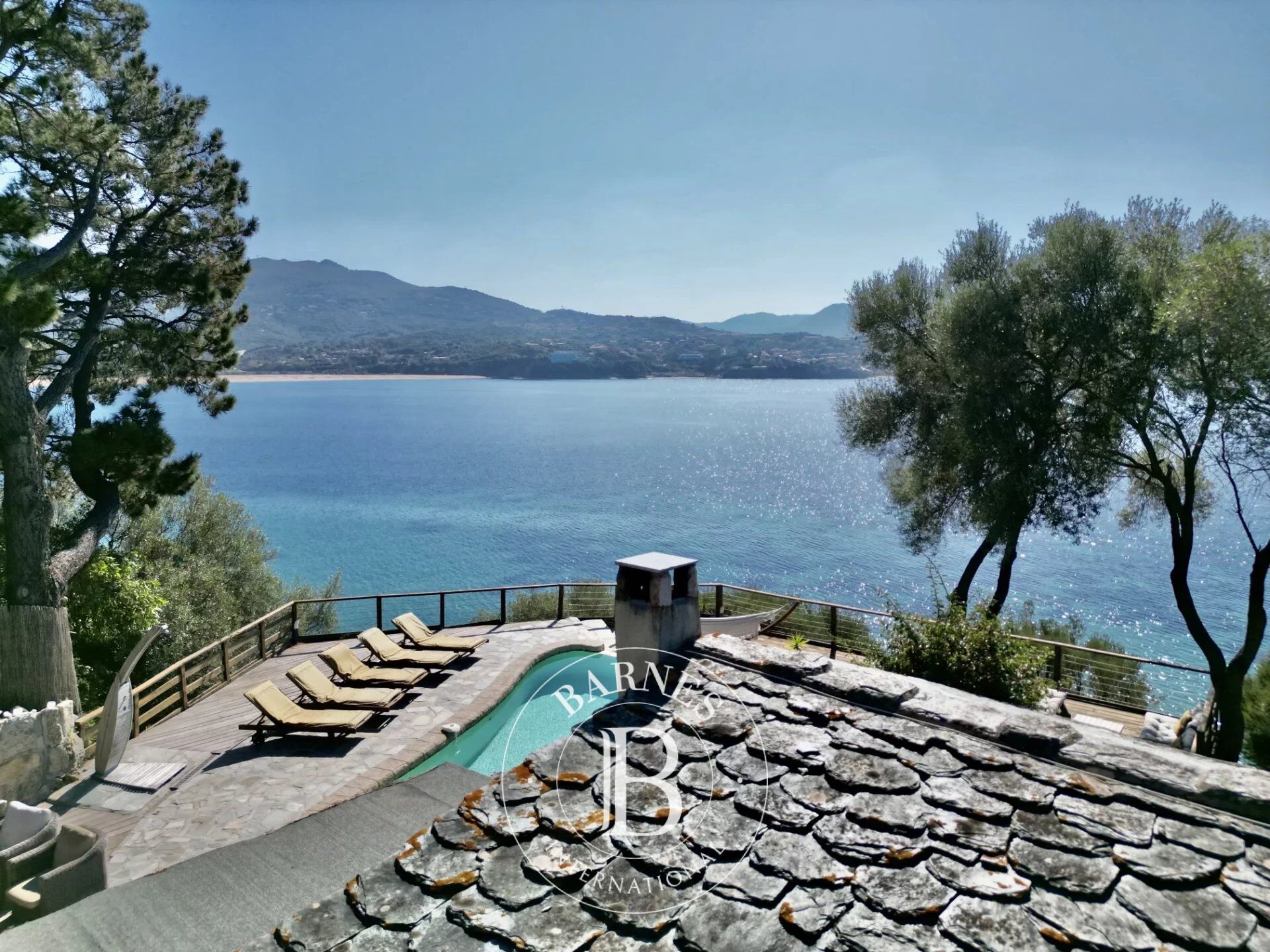 Propriano, Olmeto, villa pied dans l'eau, 6 chambres, vue mer et montagnes, piscine, plage à pied - picture 1