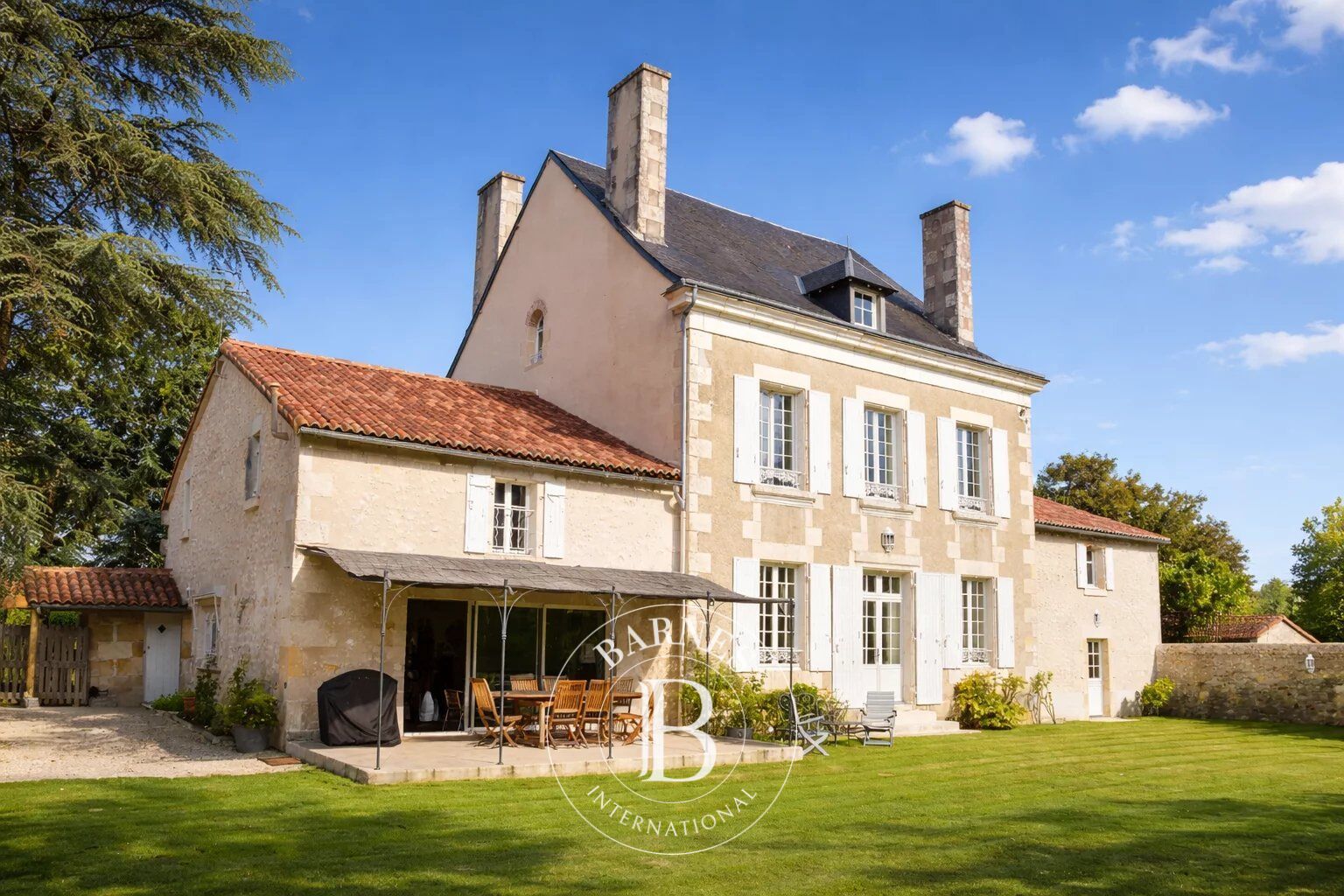 20 min from Poiters - Tastefully renovated mansion house – 2 hectare of land with swimming pool - picture 1