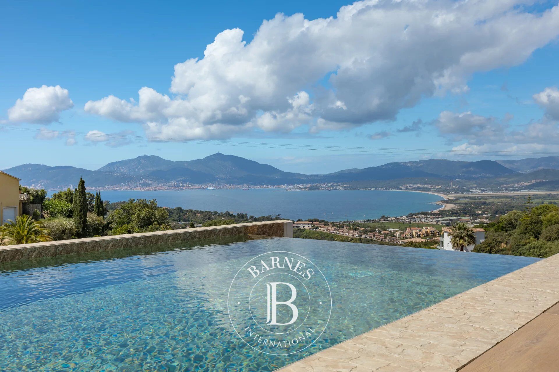 Rive Sud d'Ajaccio, villa récente, vue mer panoramique, 5 chambres, piscine, proches plages. - picture 3