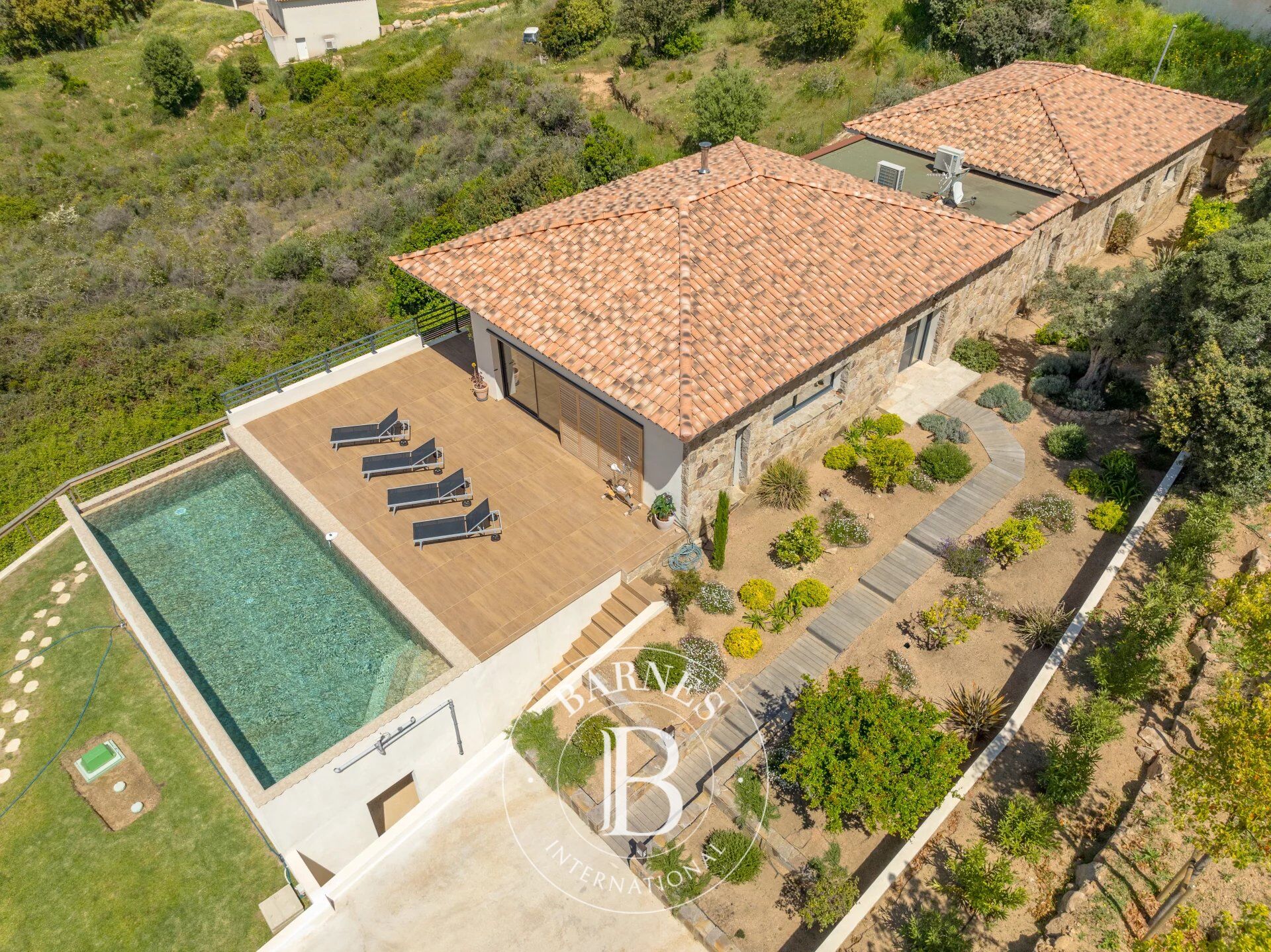 Rive Sud d'Ajaccio, villa récente, vue mer panoramique, 5 chambres, piscine, proches plages. - picture 1